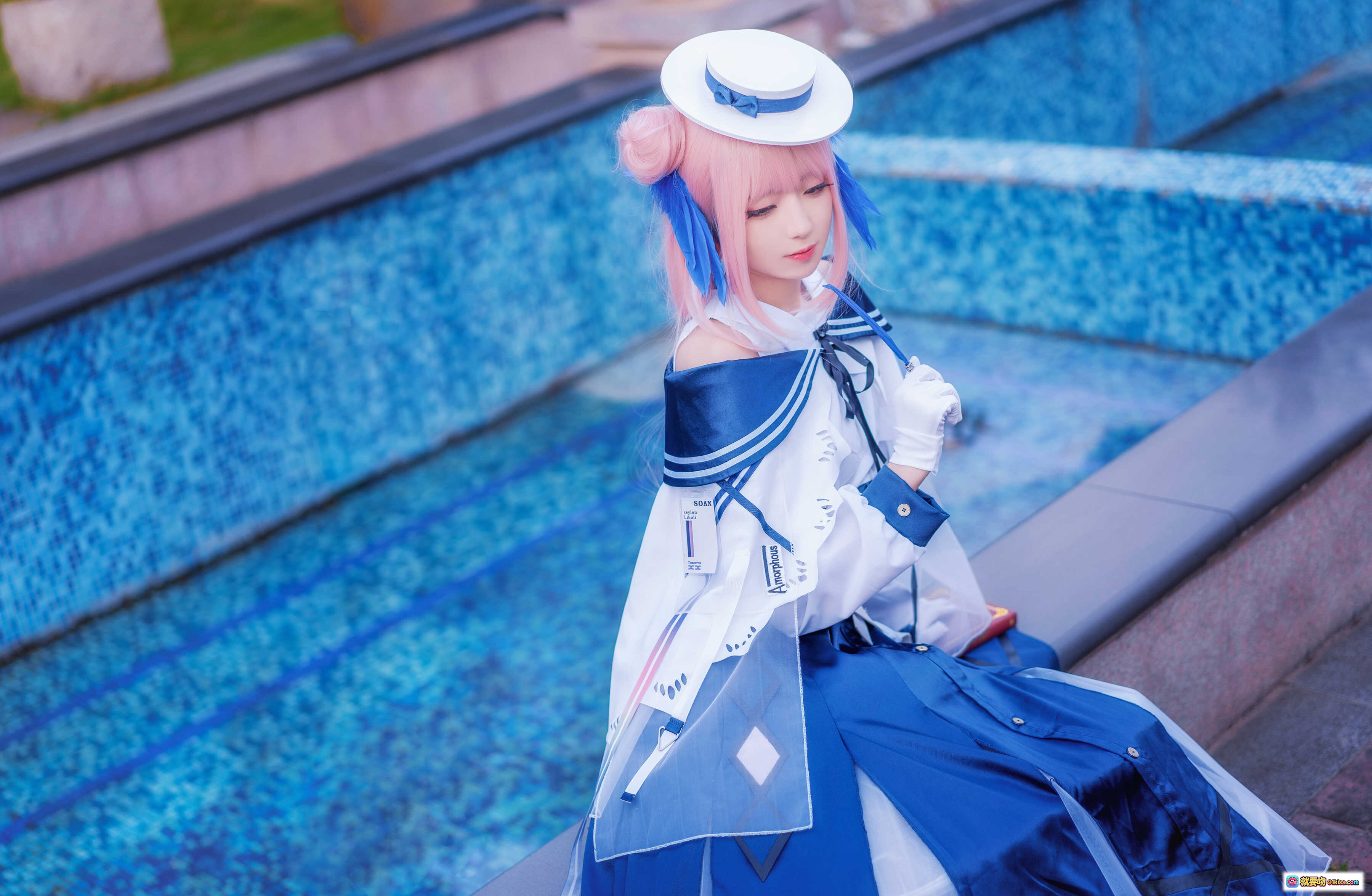 图片[1] - 弥音音NO.020明日方舟锡兰cosplay蓝粉双色发饰海军风制服水池台阶场景高清美图 - 就要吻