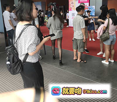 图片[4] - 鳗鱼霏儿NO.028极品黑色兔女郎街拍写真 灰色开衫黑丝高跟兔耳造型性感时尚街头风 - 就要吻