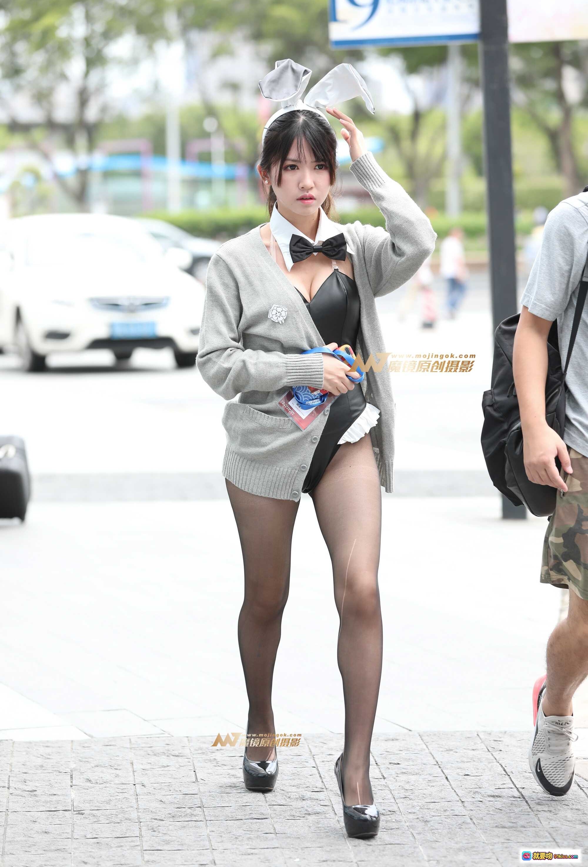 图片[5] - 鳗鱼霏儿NO.028极品黑色兔女郎街拍写真 灰色开衫黑丝高跟兔耳造型性感时尚街头风 - 就要吻