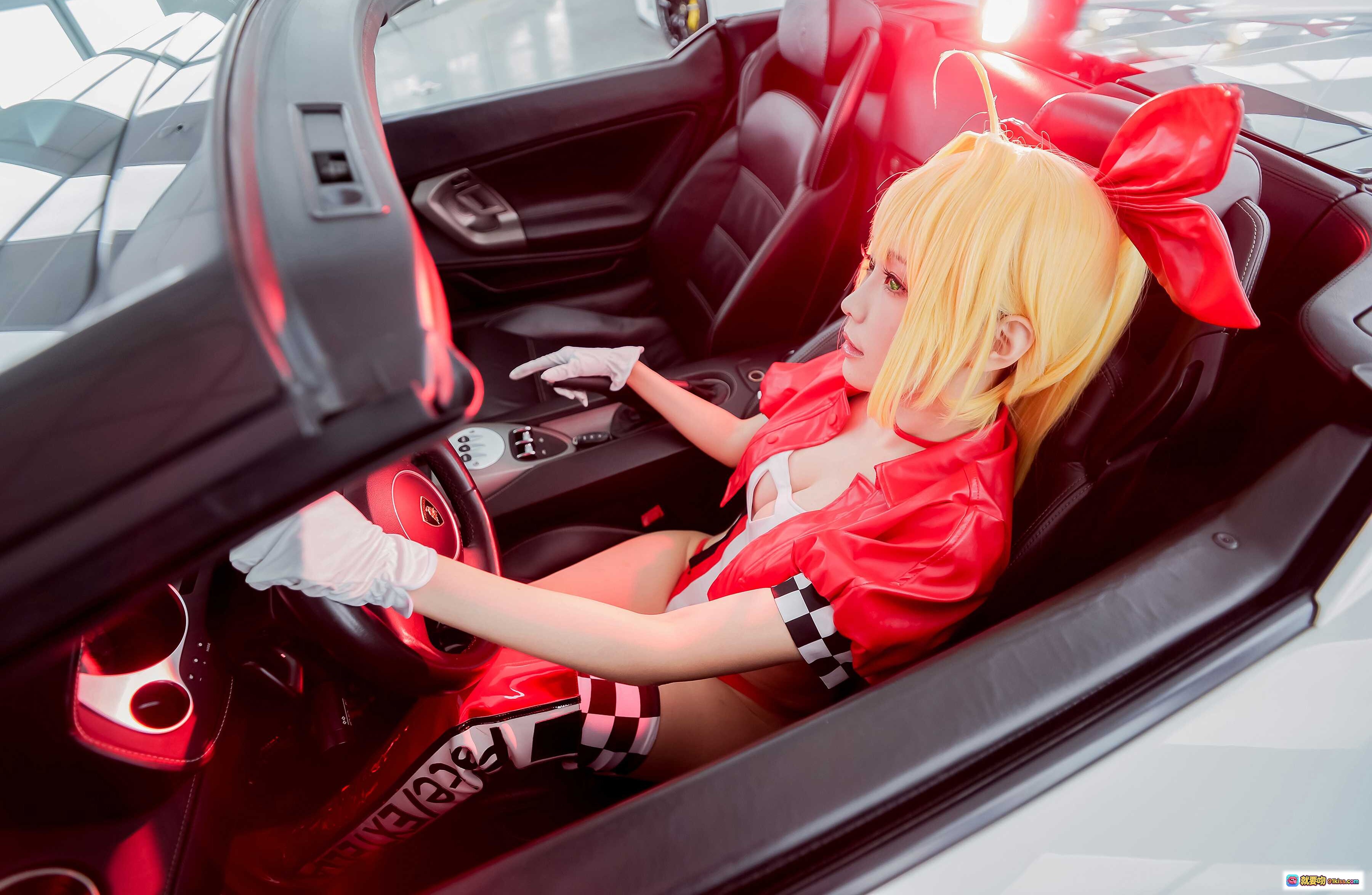图片[3] - ElyEE子NO.064 Cosplay红裙女郎跪姿豪车前 白色兰博基尼超跑车库写真 金发红蝴蝶结黑长靴性感造型 - 就要吻
