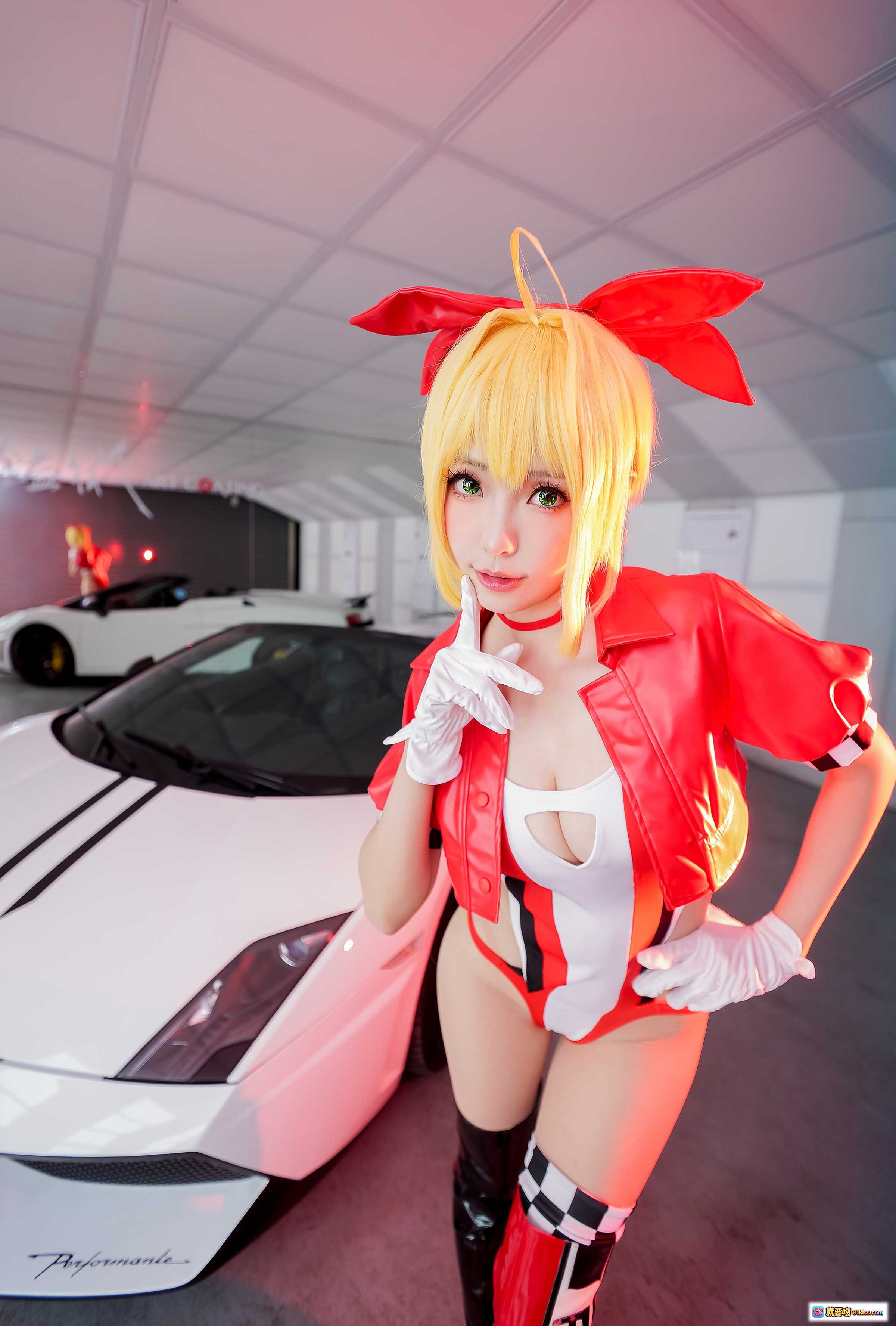 图片[10] - ElyEE子NO.064 Cosplay红裙女郎跪姿豪车前 白色兰博基尼超跑车库写真 金发红蝴蝶结黑长靴性感造型 - 就要吻