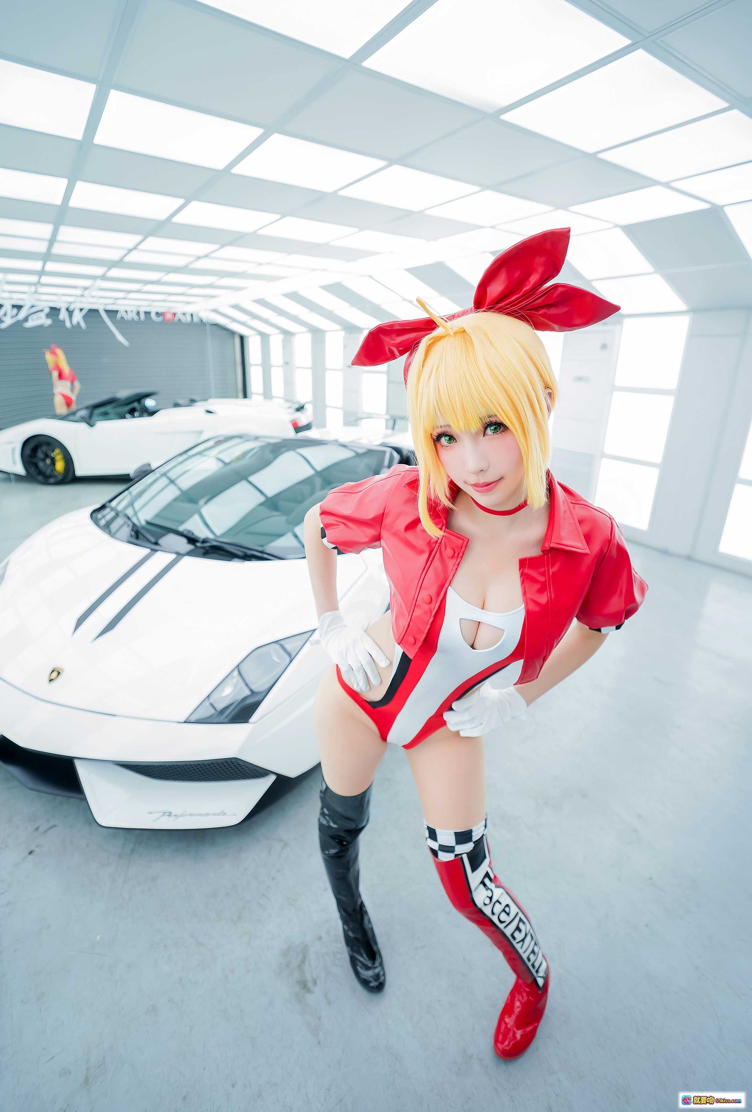 图片[5] - ElyEE子NO.064 Cosplay红裙女郎跪姿豪车前 白色兰博基尼超跑车库写真 金发红蝴蝶结黑长靴性感造型 - 就要吻
