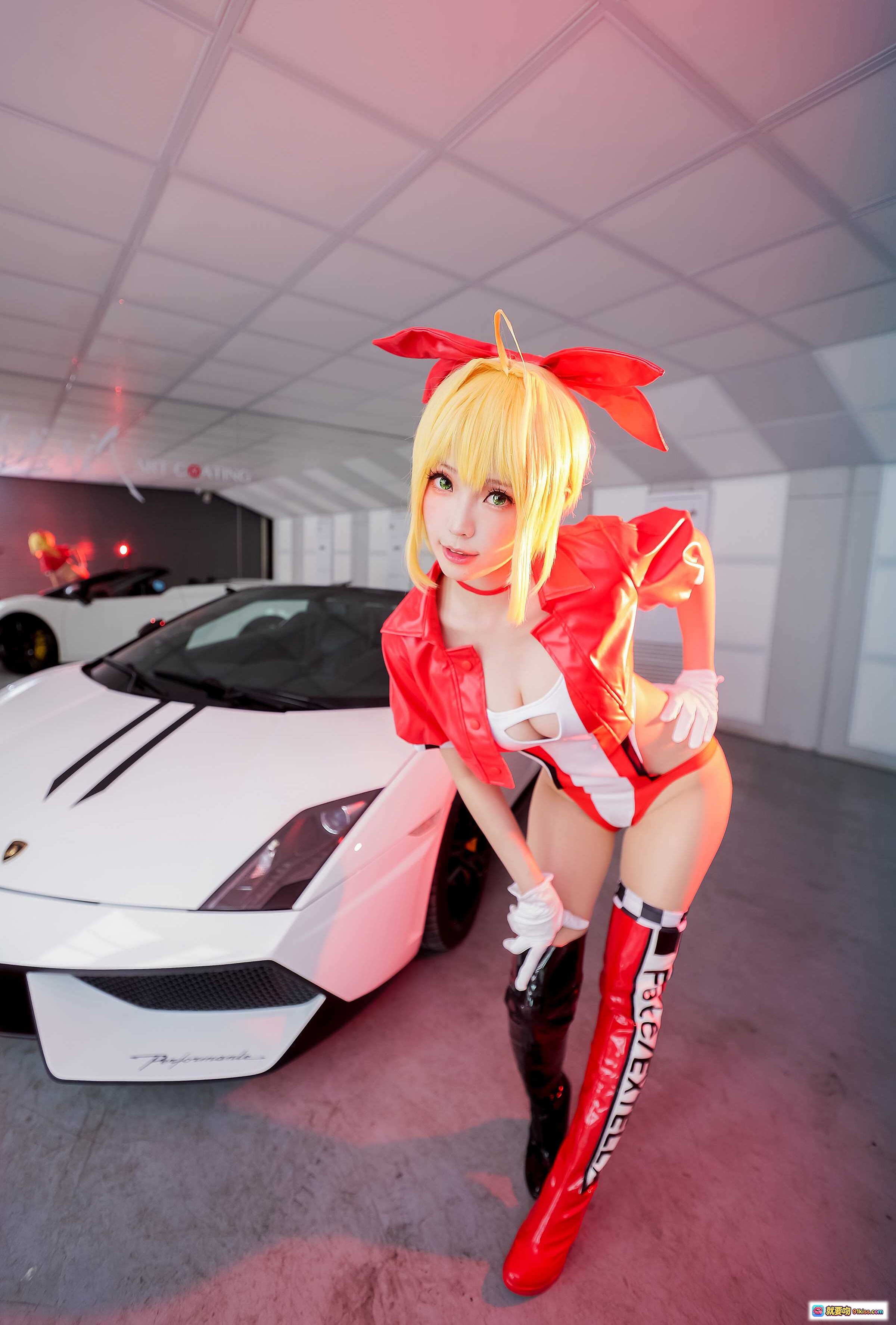 图片[9] - ElyEE子NO.064 Cosplay红裙女郎跪姿豪车前 白色兰博基尼超跑车库写真 金发红蝴蝶结黑长靴性感造型 - 就要吻