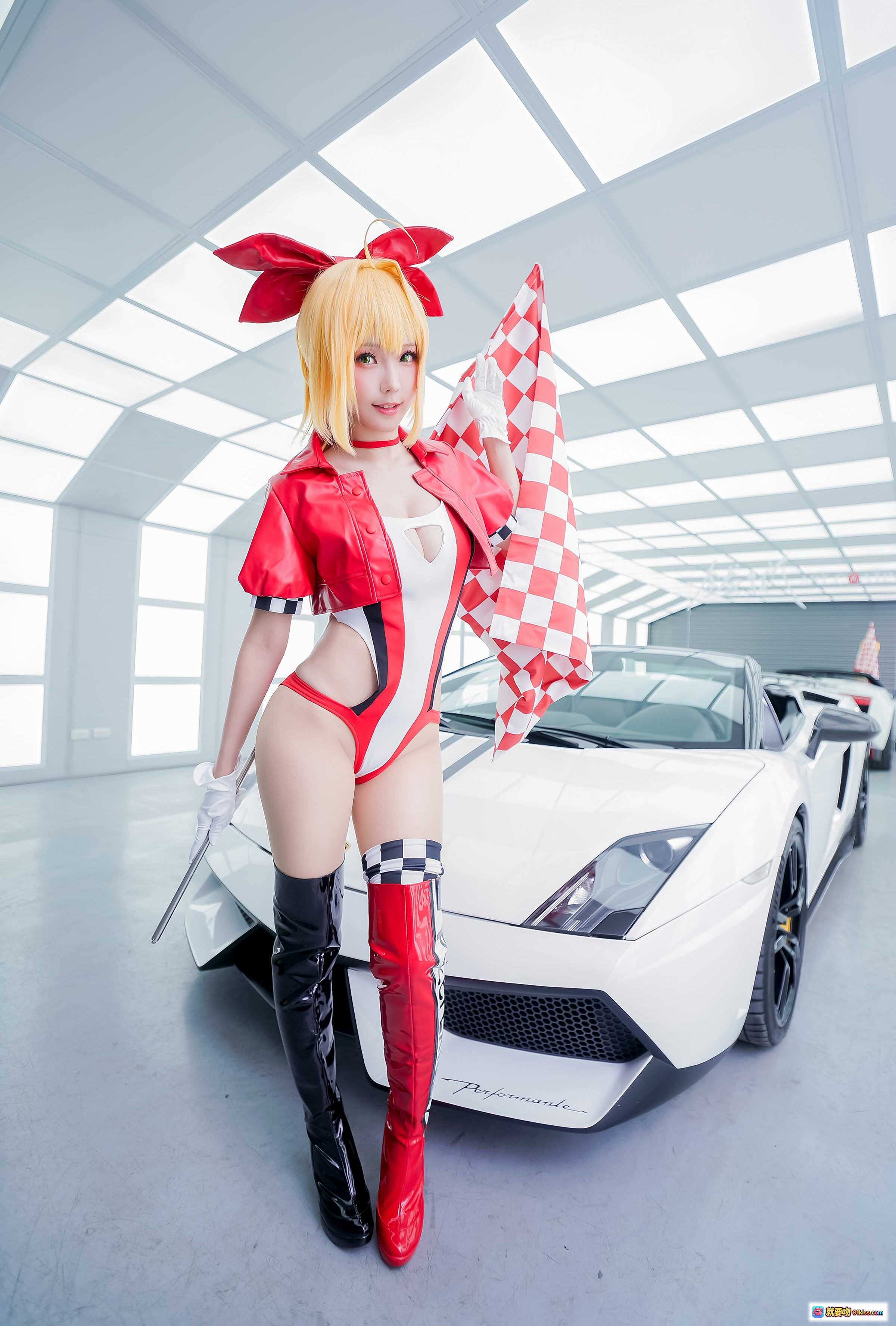 图片[7] - ElyEE子NO.064 Cosplay红裙女郎跪姿豪车前 白色兰博基尼超跑车库写真 金发红蝴蝶结黑长靴性感造型 - 就要吻