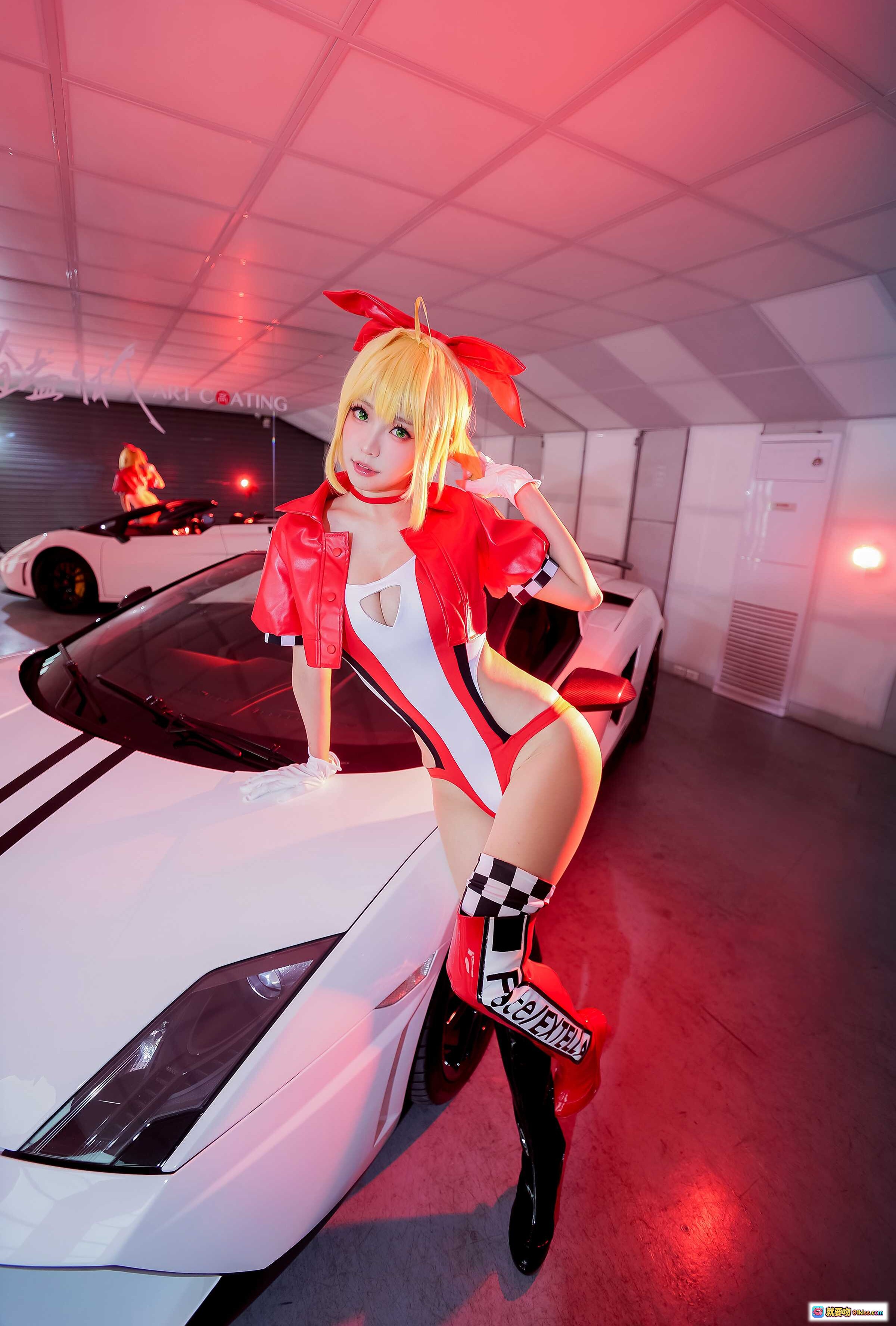 图片[8] - ElyEE子NO.064 Cosplay红裙女郎跪姿豪车前 白色兰博基尼超跑车库写真 金发红蝴蝶结黑长靴性感造型 - 就要吻