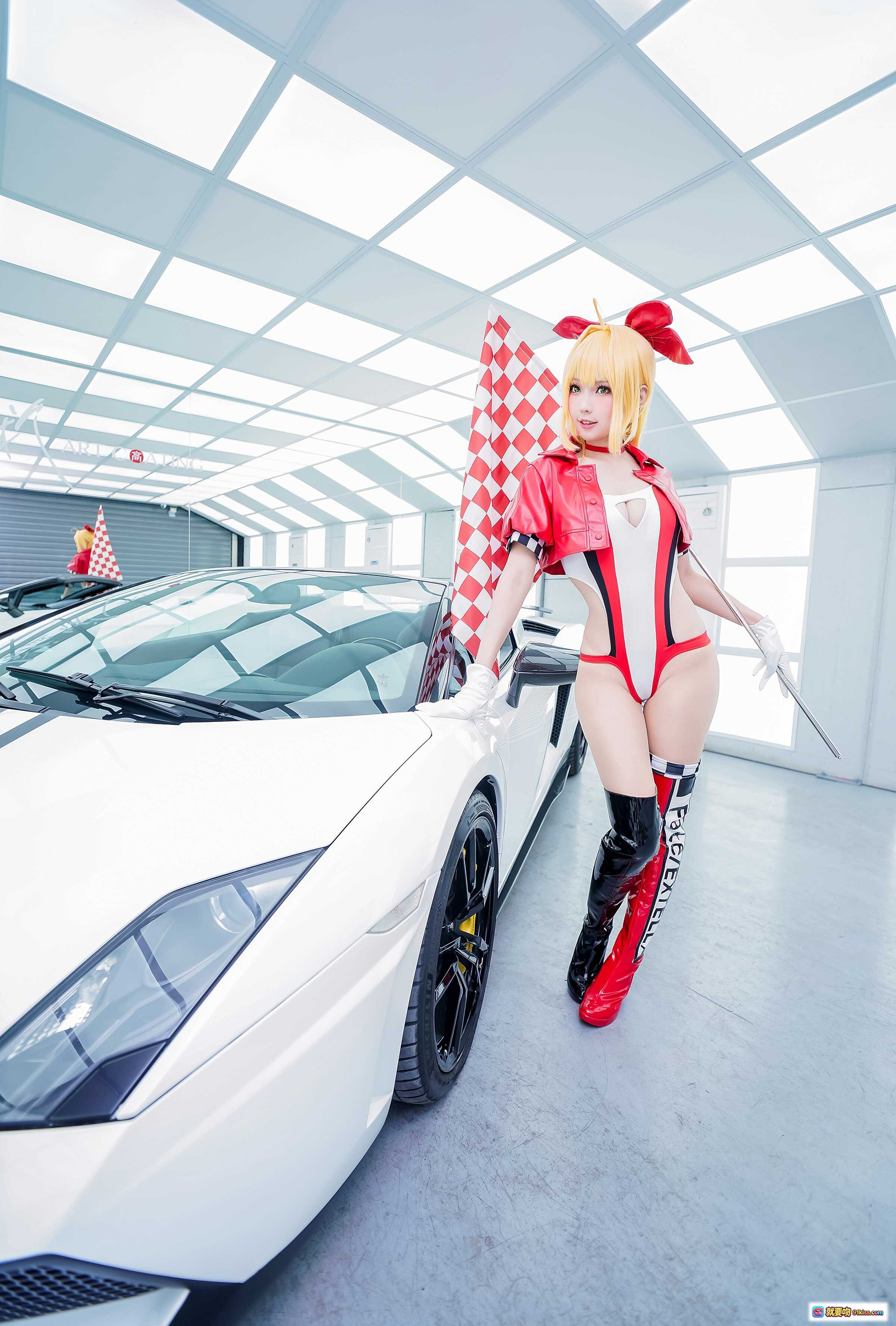 图片[2] - ElyEE子NO.064 Cosplay红裙女郎跪姿豪车前 白色兰博基尼超跑车库写真 金发红蝴蝶结黑长靴性感造型 - 就要吻