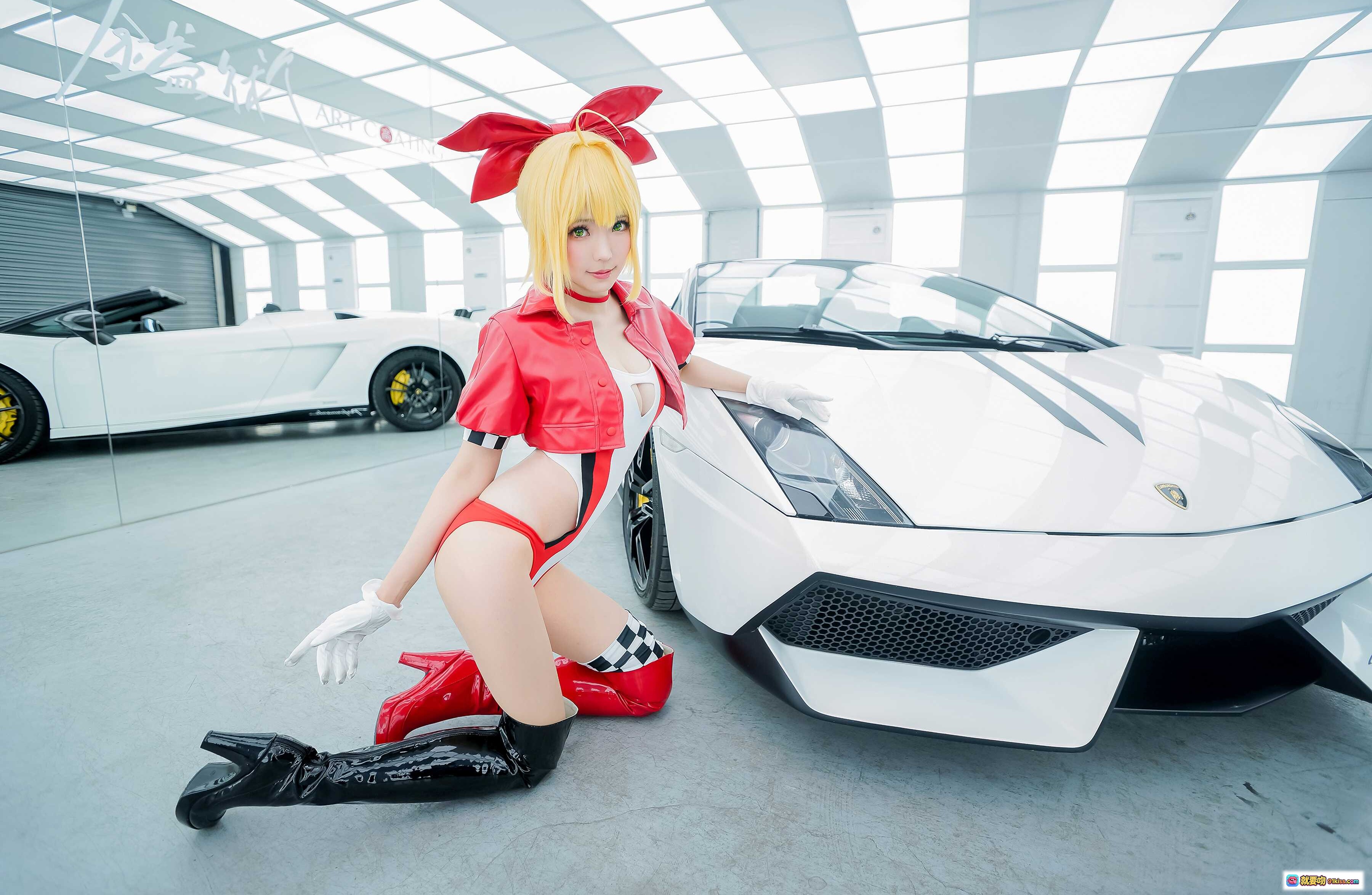 ElyEE子NO.064 Cosplay红裙女郎跪姿豪车前 白色兰博基尼超跑车库写真 金发红蝴蝶结黑长靴性感造型 - 就要吻