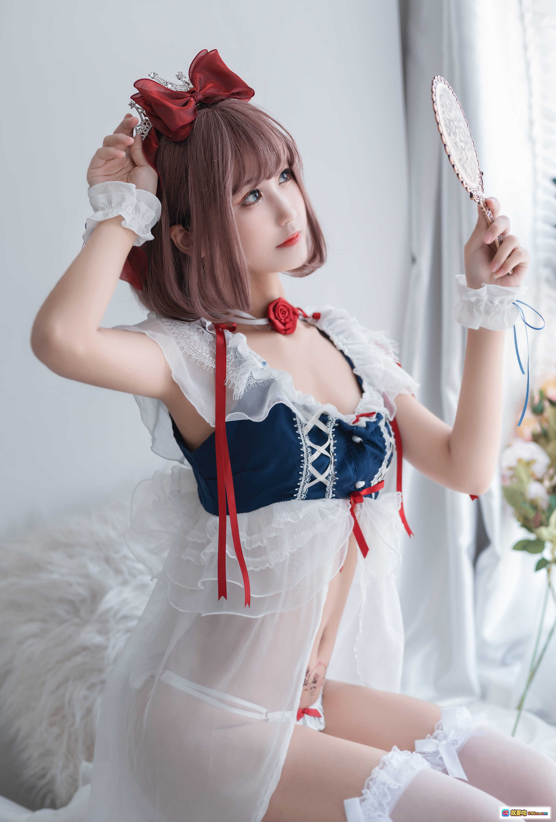 图片[2] - 白雪姬cos写真｜蓝白蕾丝内衣+白色长袜+腹部花纹纹身｜42P高清图集 - 就要吻