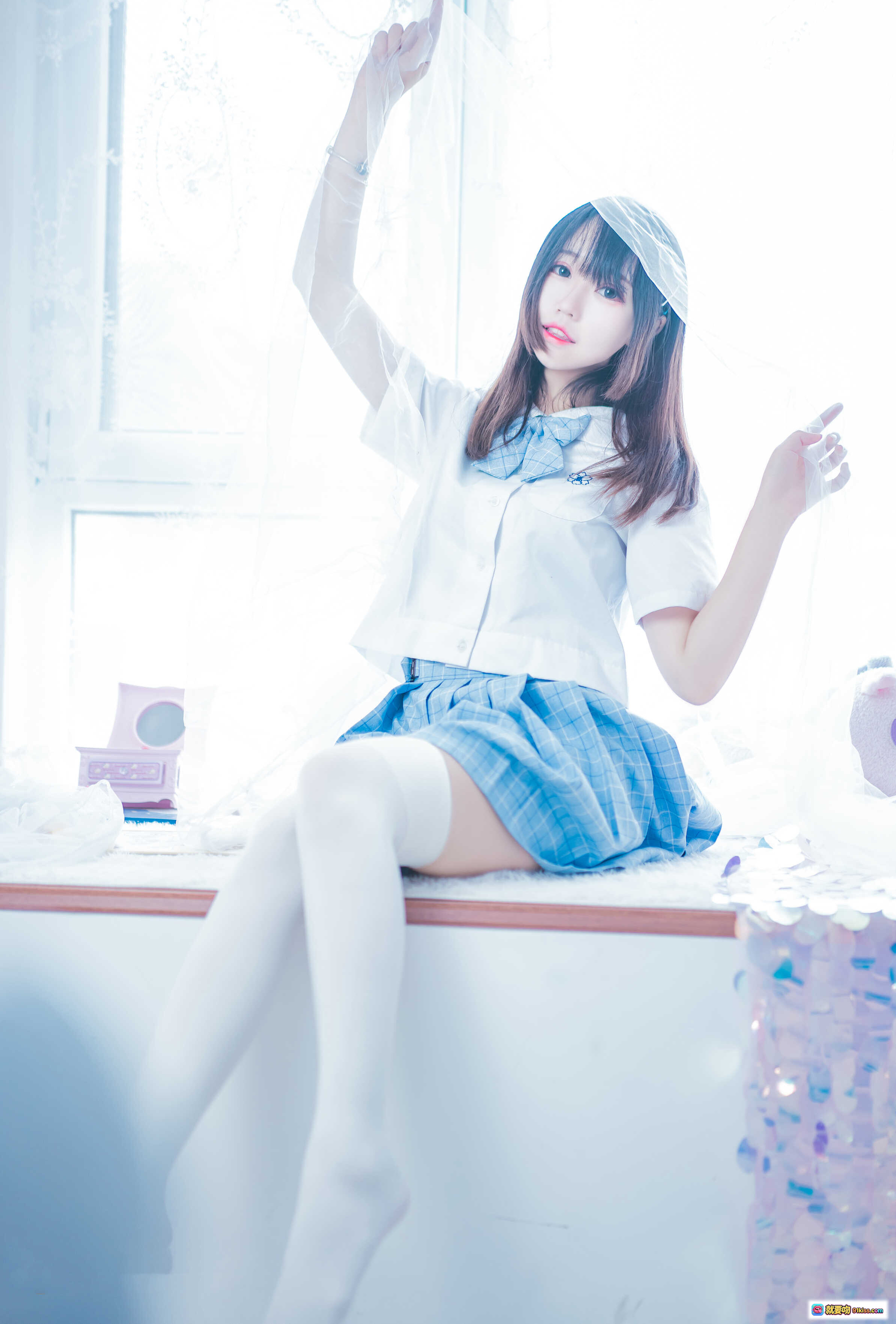 图片[4] - 猫君君_MaoJun NO.002 清凉一夏 白衬衫蓝格裙 白丝美腿 坐姿写真 室内柔光少女风 46P高清图集 - 就要吻