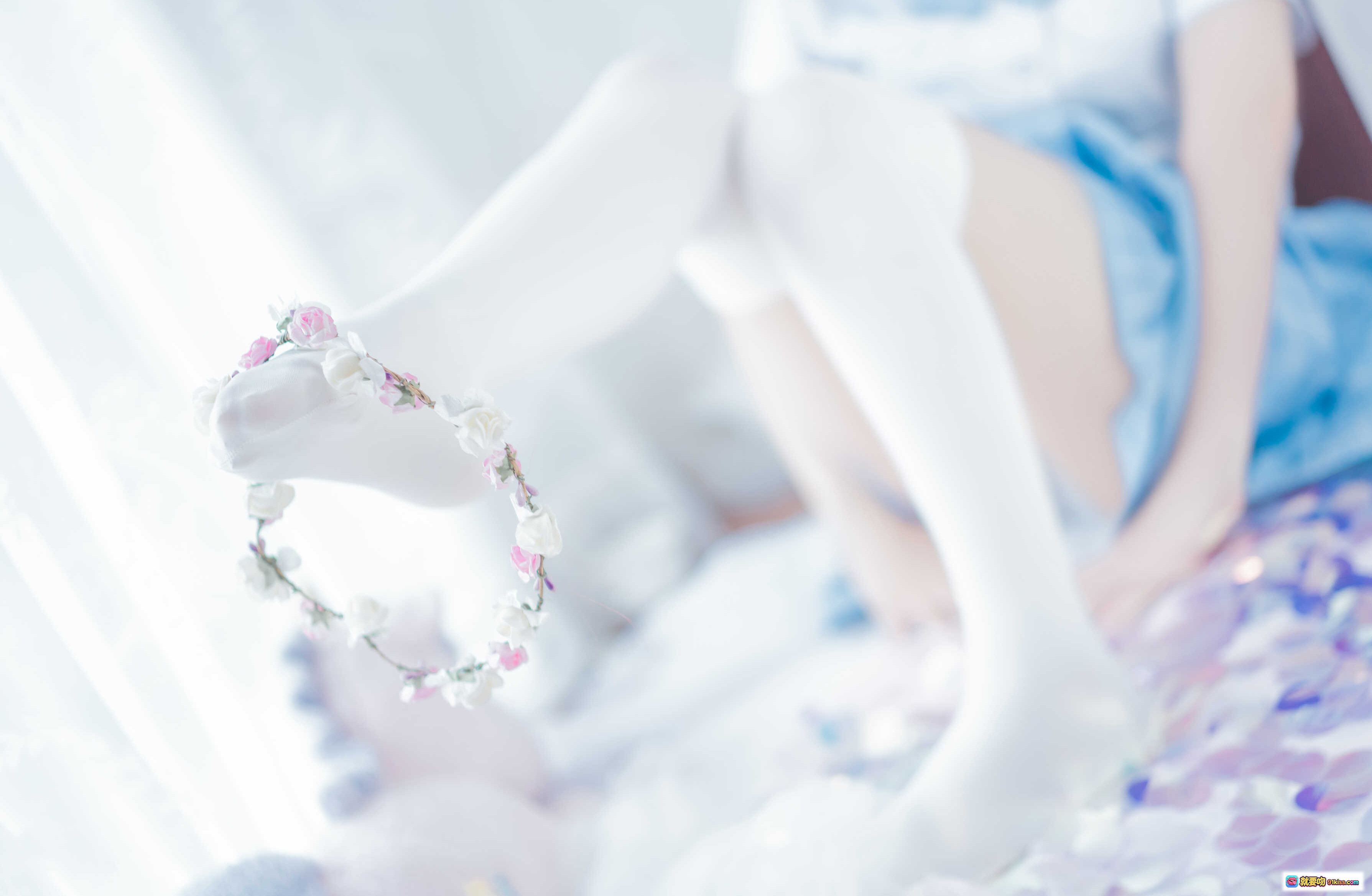 图片[9] - 猫君君_MaoJun NO.002 清凉一夏 白衬衫蓝格裙 白丝美腿 坐姿写真 室内柔光少女风 46P高清图集 - 就要吻