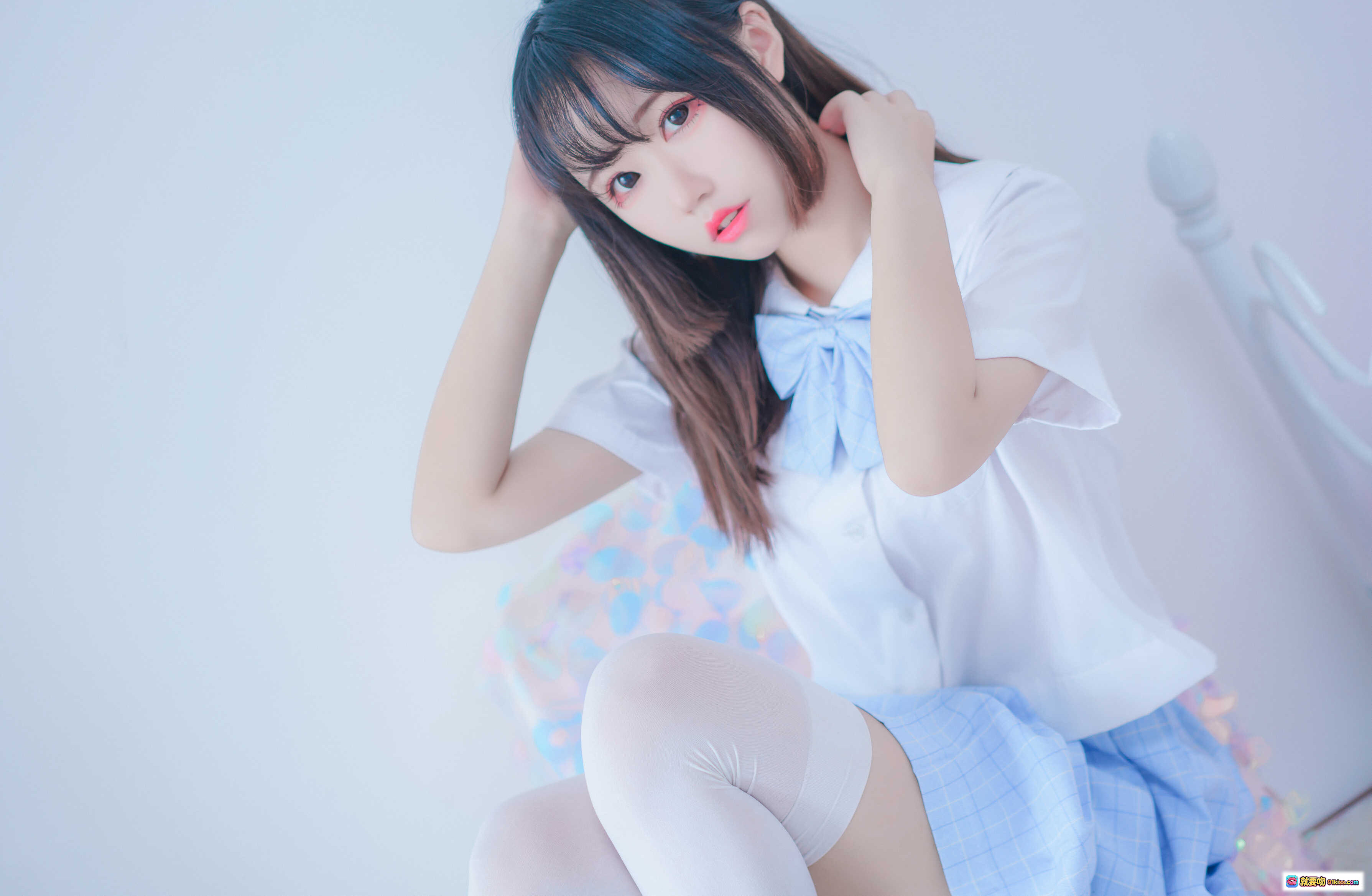 图片[8] - 猫君君_MaoJun NO.002 清凉一夏 白衬衫蓝格裙 白丝美腿 坐姿写真 室内柔光少女风 46P高清图集 - 就要吻