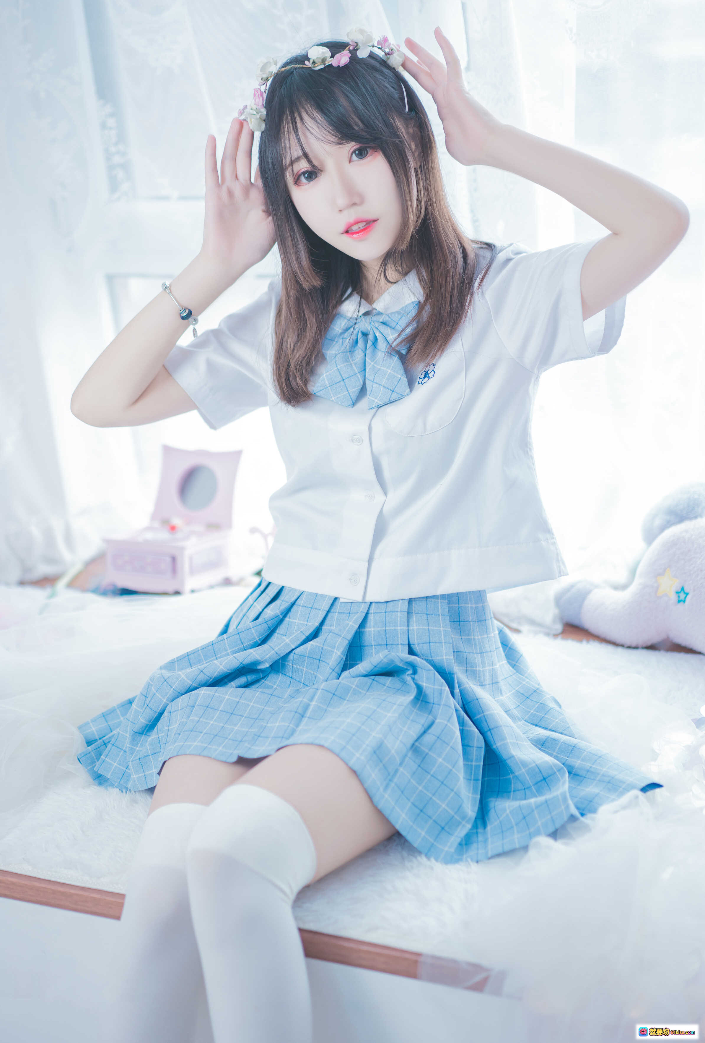 图片[10] - 猫君君_MaoJun NO.002 清凉一夏 白衬衫蓝格裙 白丝美腿 坐姿写真 室内柔光少女风 46P高清图集 - 就要吻