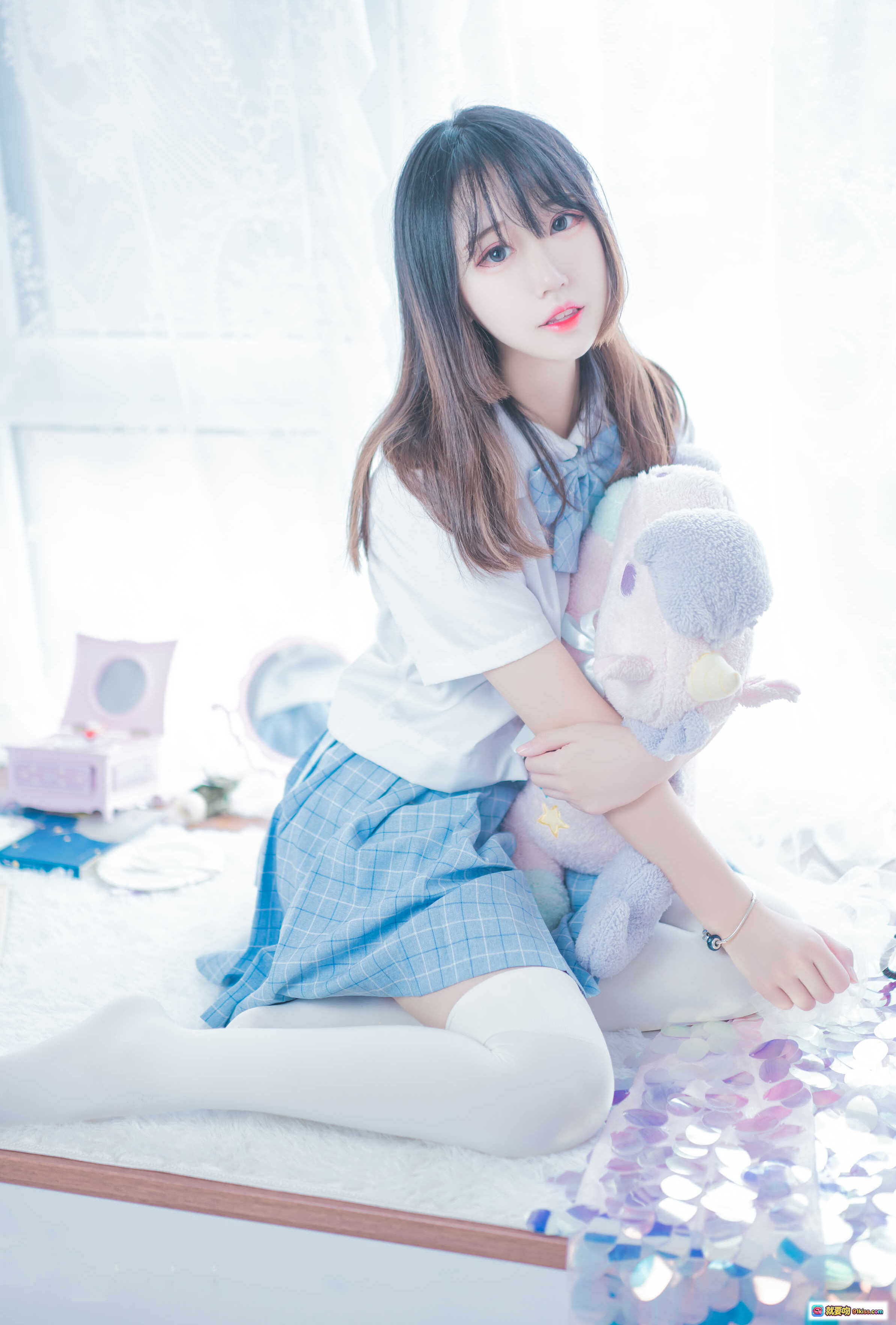 图片[6] - 猫君君_MaoJun NO.002 清凉一夏 白衬衫蓝格裙 白丝美腿 坐姿写真 室内柔光少女风 46P高清图集 - 就要吻