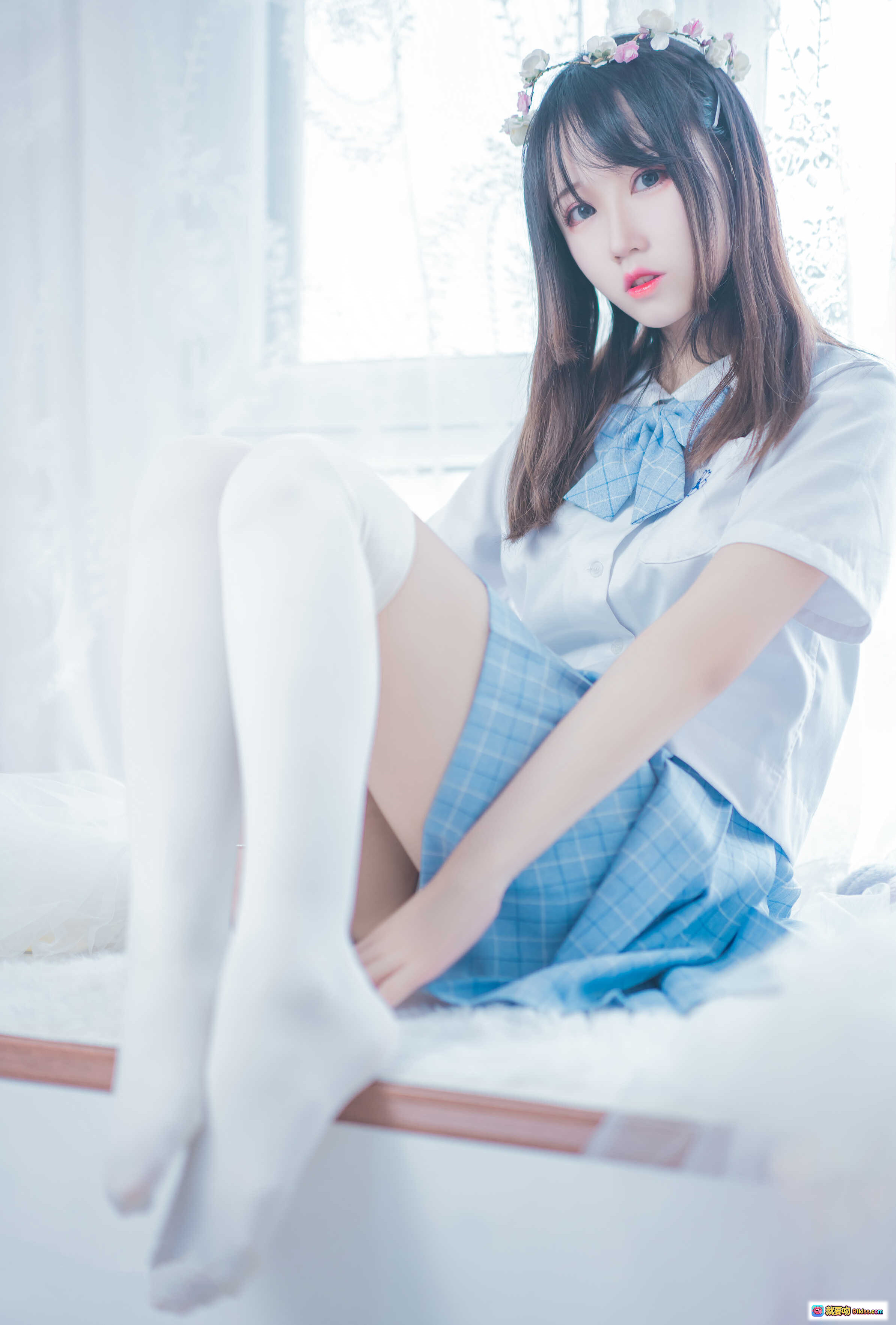图片[5] - 猫君君_MaoJun NO.002 清凉一夏 白衬衫蓝格裙 白丝美腿 坐姿写真 室内柔光少女风 46P高清图集 - 就要吻