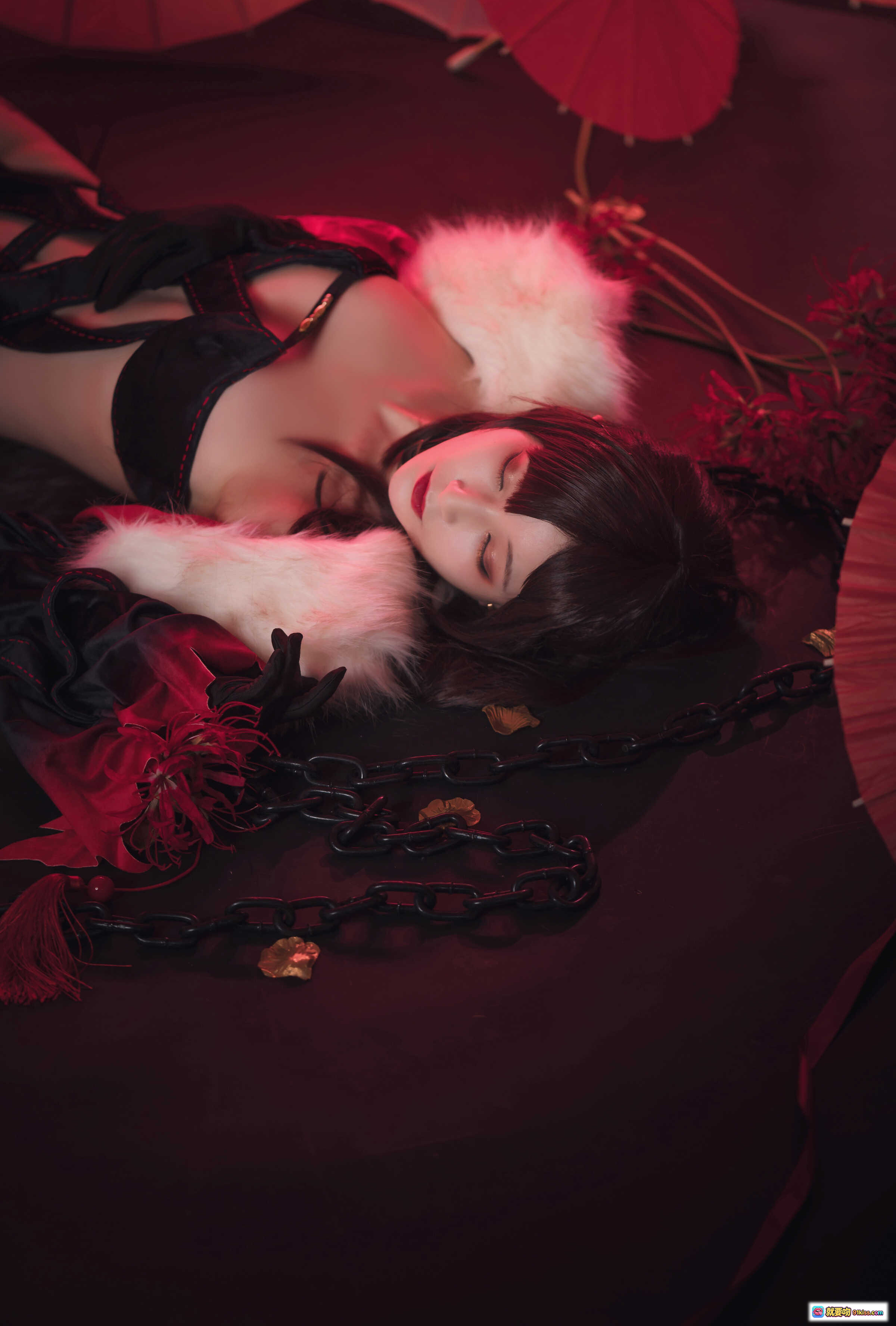 图片[4] - 铁板烧鬼舞w NO.022 虞美人 cosplay写真 | 黑红和风伞阵 | 毛领露肩装 | 彼岸花手持 | 链条地面布景 | 30P高清图集 - 就要吻