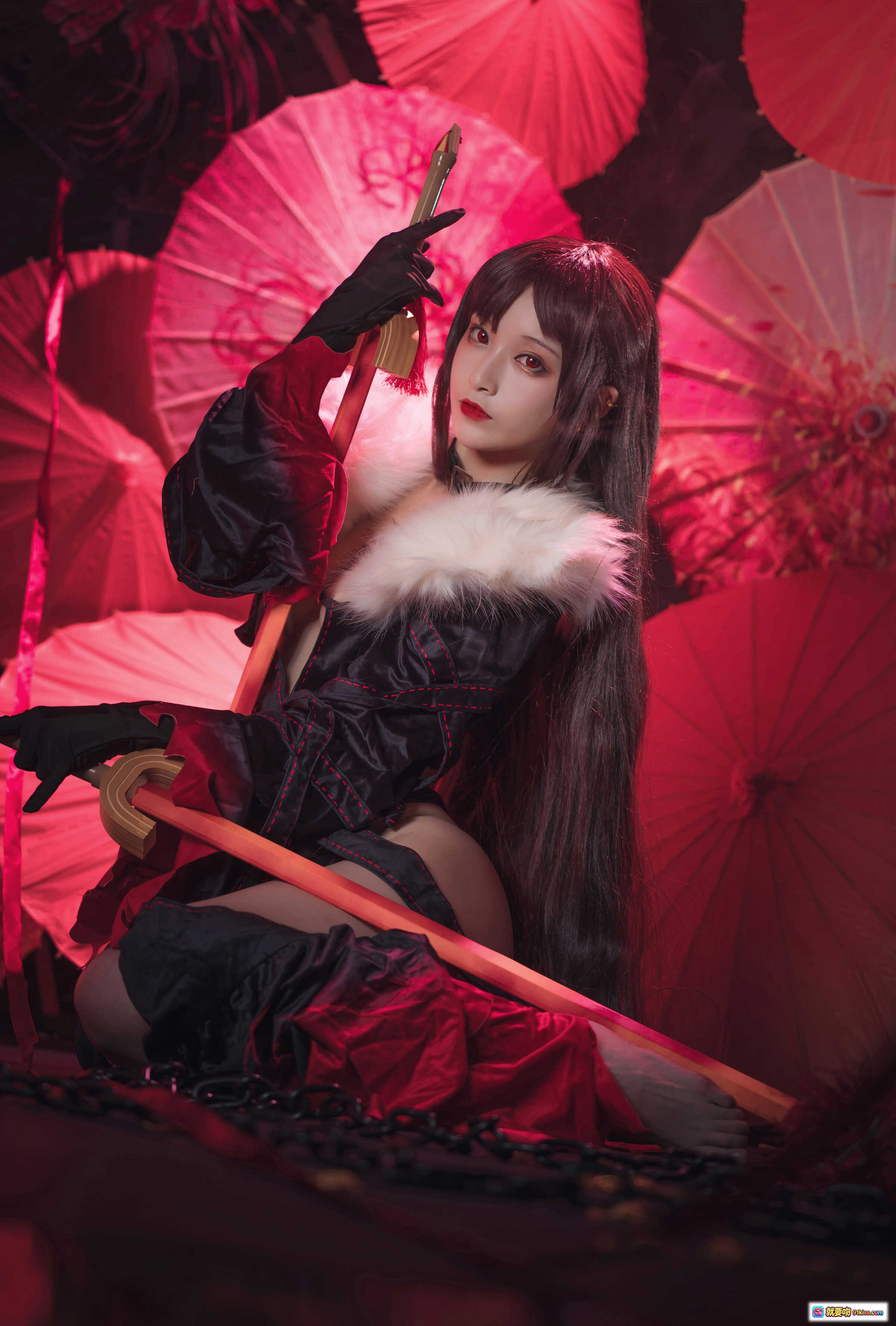 图片[3] - 铁板烧鬼舞w NO.022 虞美人 cosplay写真 | 黑红和风伞阵 | 毛领露肩装 | 彼岸花手持 | 链条地面布景 | 30P高清图集 - 就要吻