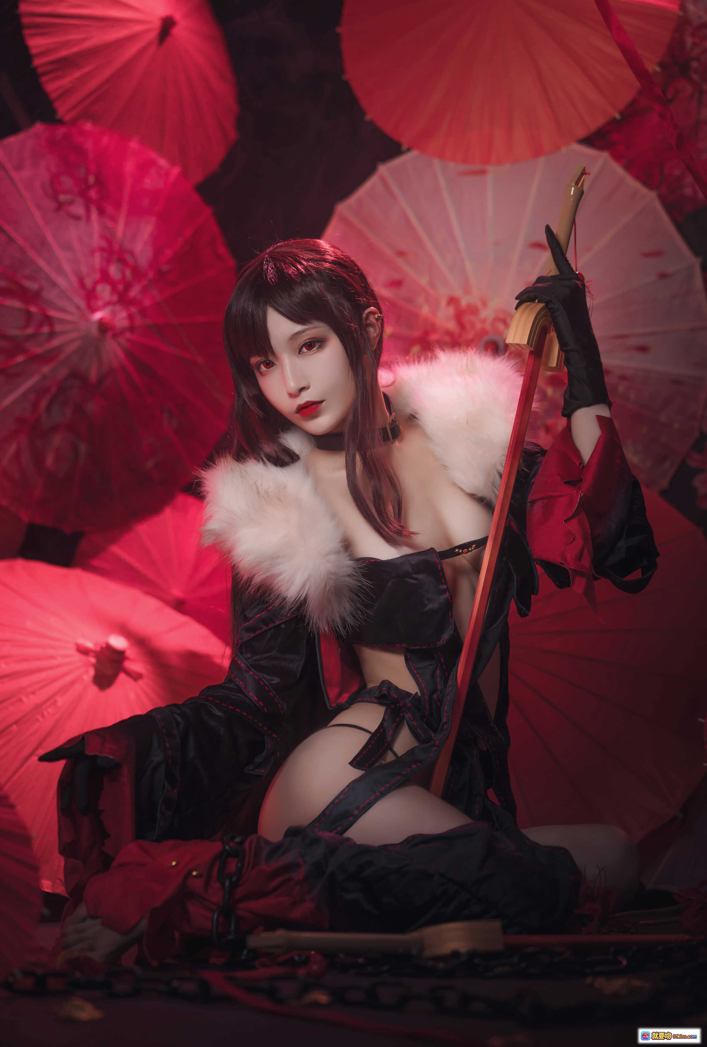 图片[5] - 铁板烧鬼舞w NO.022 虞美人 cosplay写真 | 黑红和风伞阵 | 毛领露肩装 | 彼岸花手持 | 链条地面布景 | 30P高清图集 - 就要吻