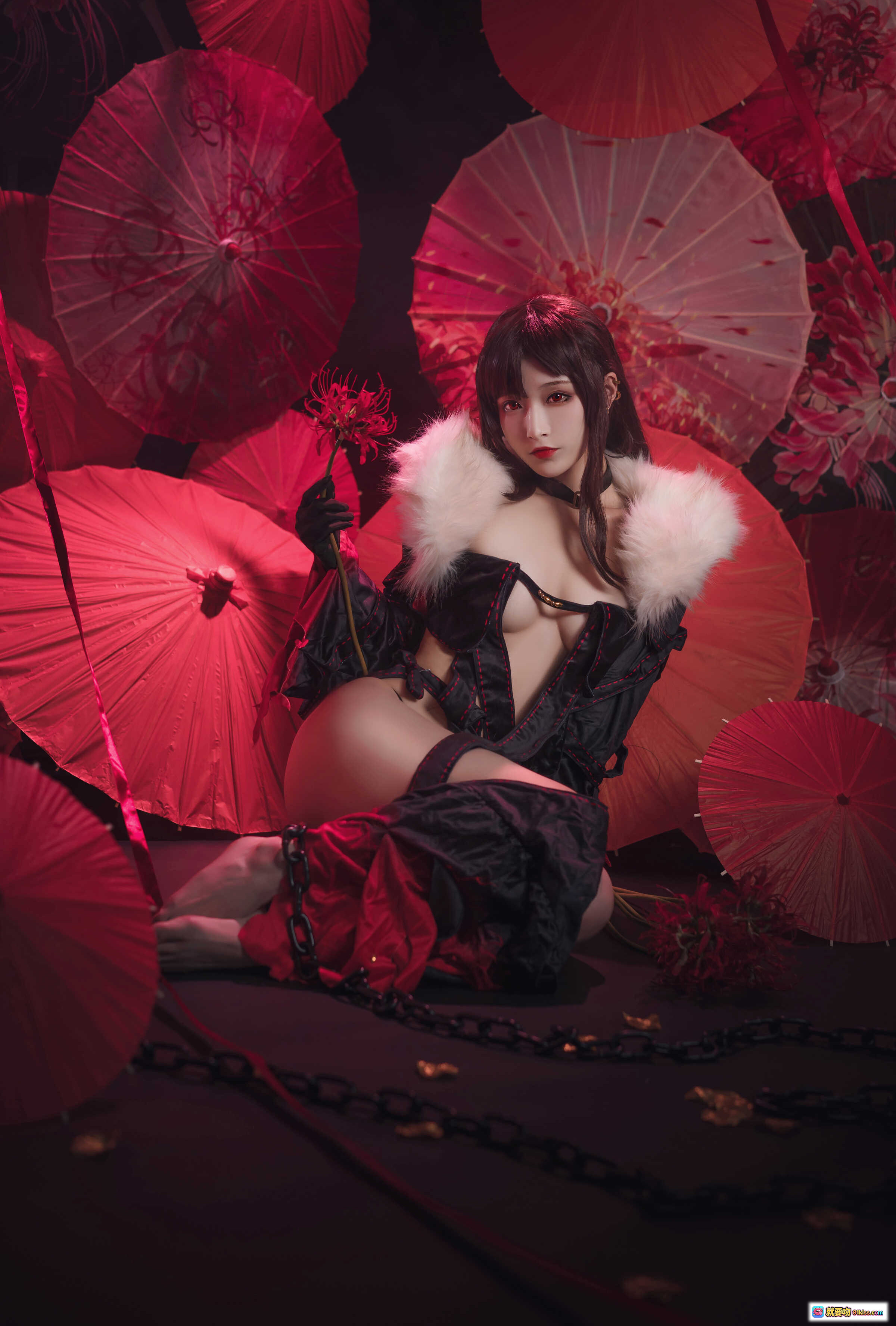 铁板烧鬼舞w NO.022 虞美人 cosplay写真 | 黑红和风伞阵 | 毛领露肩装 | 彼岸花手持 | 链条地面布景 | 30P高清图集 - 就要吻