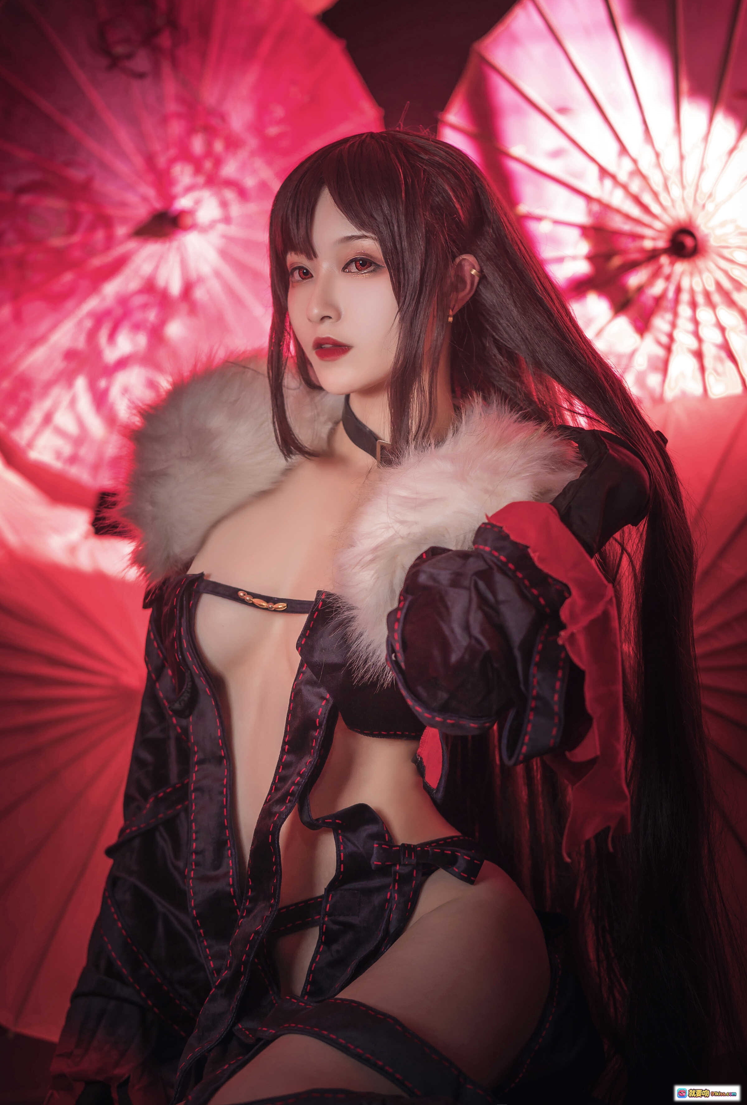 图片[2] - 铁板烧鬼舞w NO.022 虞美人 cosplay写真 | 黑红和风伞阵 | 毛领露肩装 | 彼岸花手持 | 链条地面布景 | 30P高清图集 - 就要吻