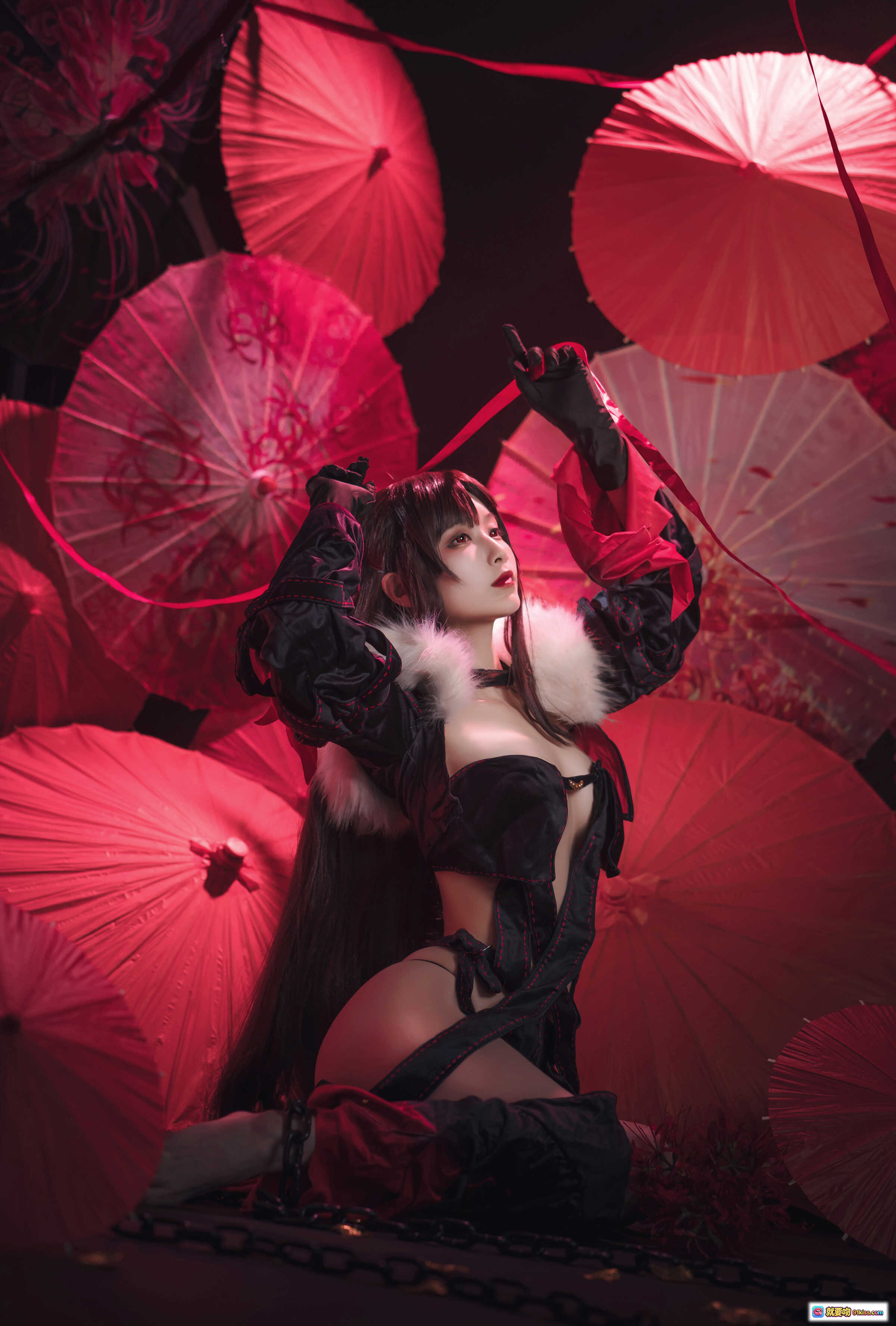 图片[9] - 铁板烧鬼舞w NO.022 虞美人 cosplay写真 | 黑红和风伞阵 | 毛领露肩装 | 彼岸花手持 | 链条地面布景 | 30P高清图集 - 就要吻