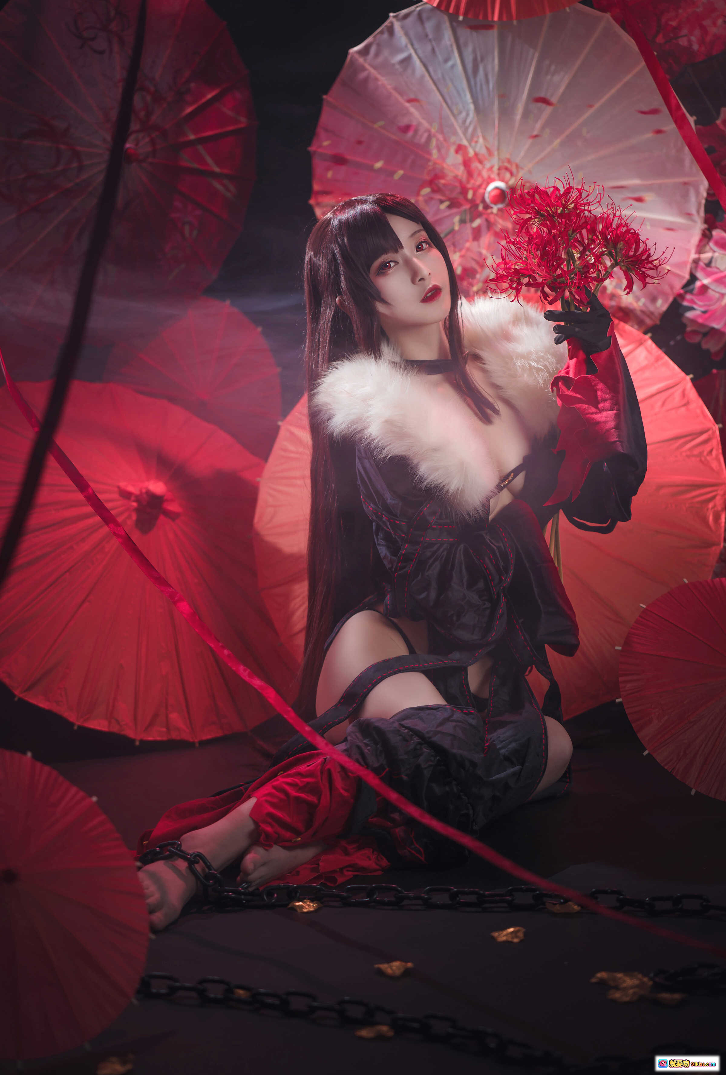 图片[6] - 铁板烧鬼舞w NO.022 虞美人 cosplay写真 | 黑红和风伞阵 | 毛领露肩装 | 彼岸花手持 | 链条地面布景 | 30P高清图集 - 就要吻