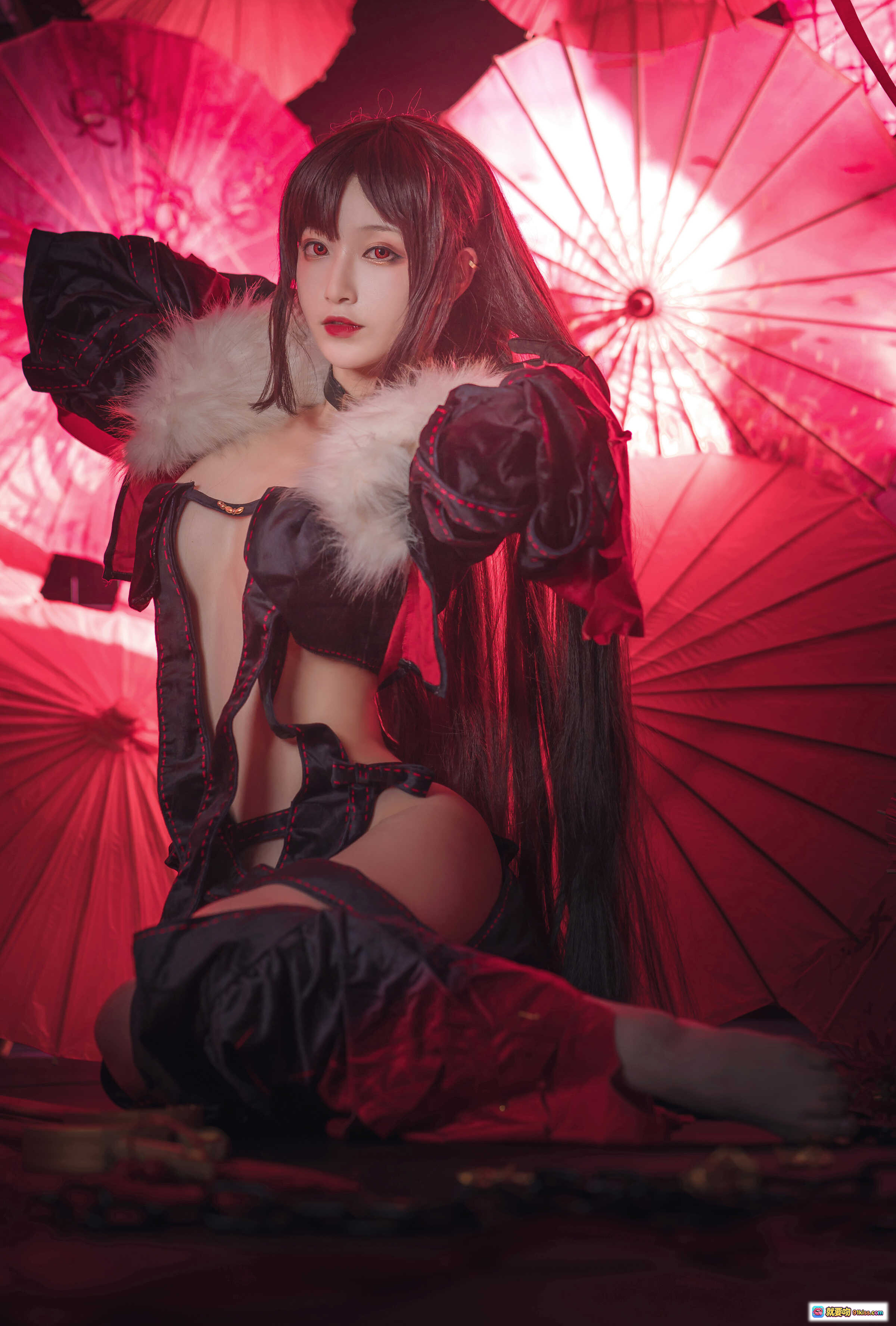 图片[8] - 铁板烧鬼舞w NO.022 虞美人 cosplay写真 | 黑红和风伞阵 | 毛领露肩装 | 彼岸花手持 | 链条地面布景 | 30P高清图集 - 就要吻