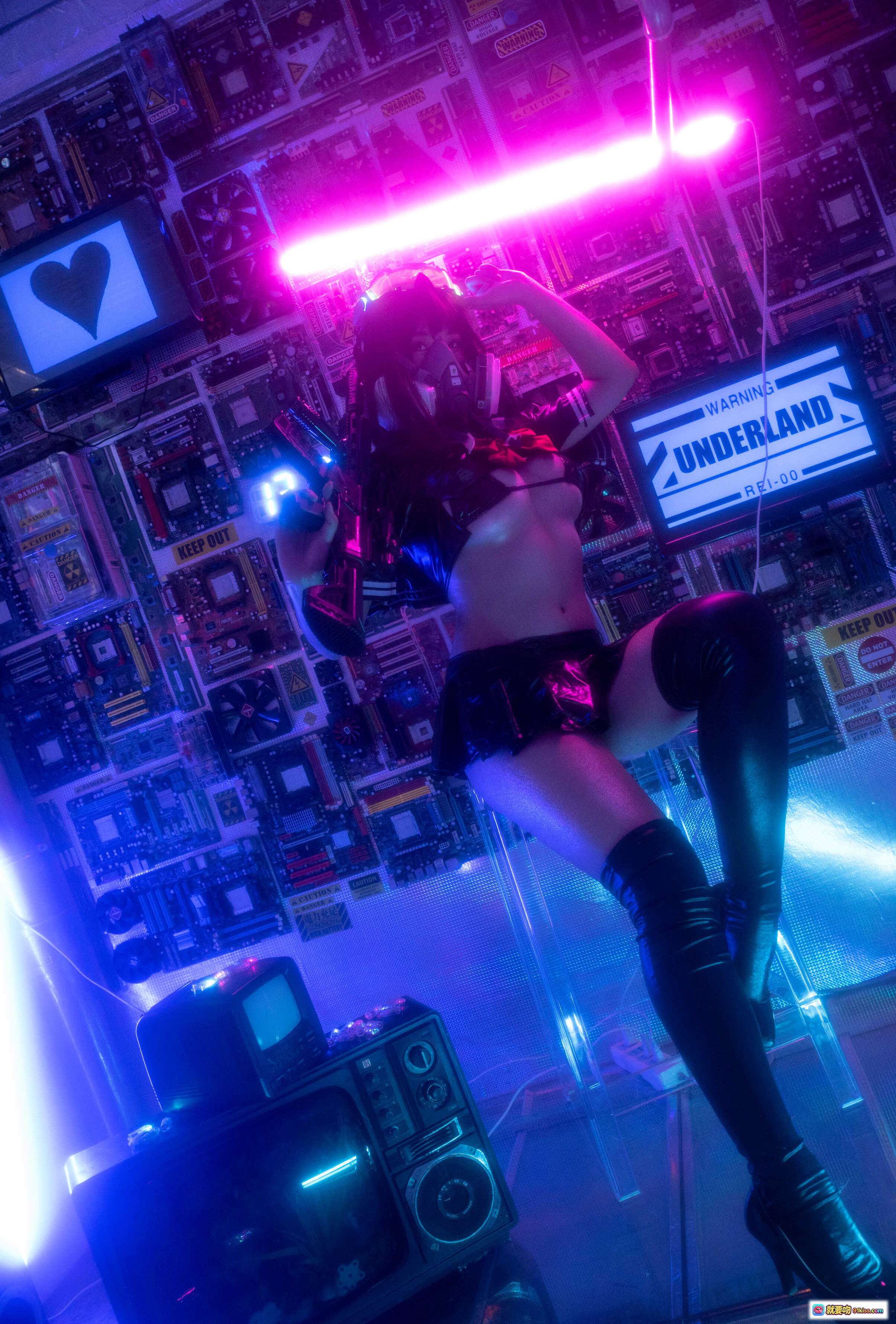 图片[10] - 蜜汁猫裘NO.011漆皮JK写真｜赛博朋克霓虹灯光×电路板背景×黑丝长腿×机械风Cosplay｜高画质17P全收录 - 就要吻