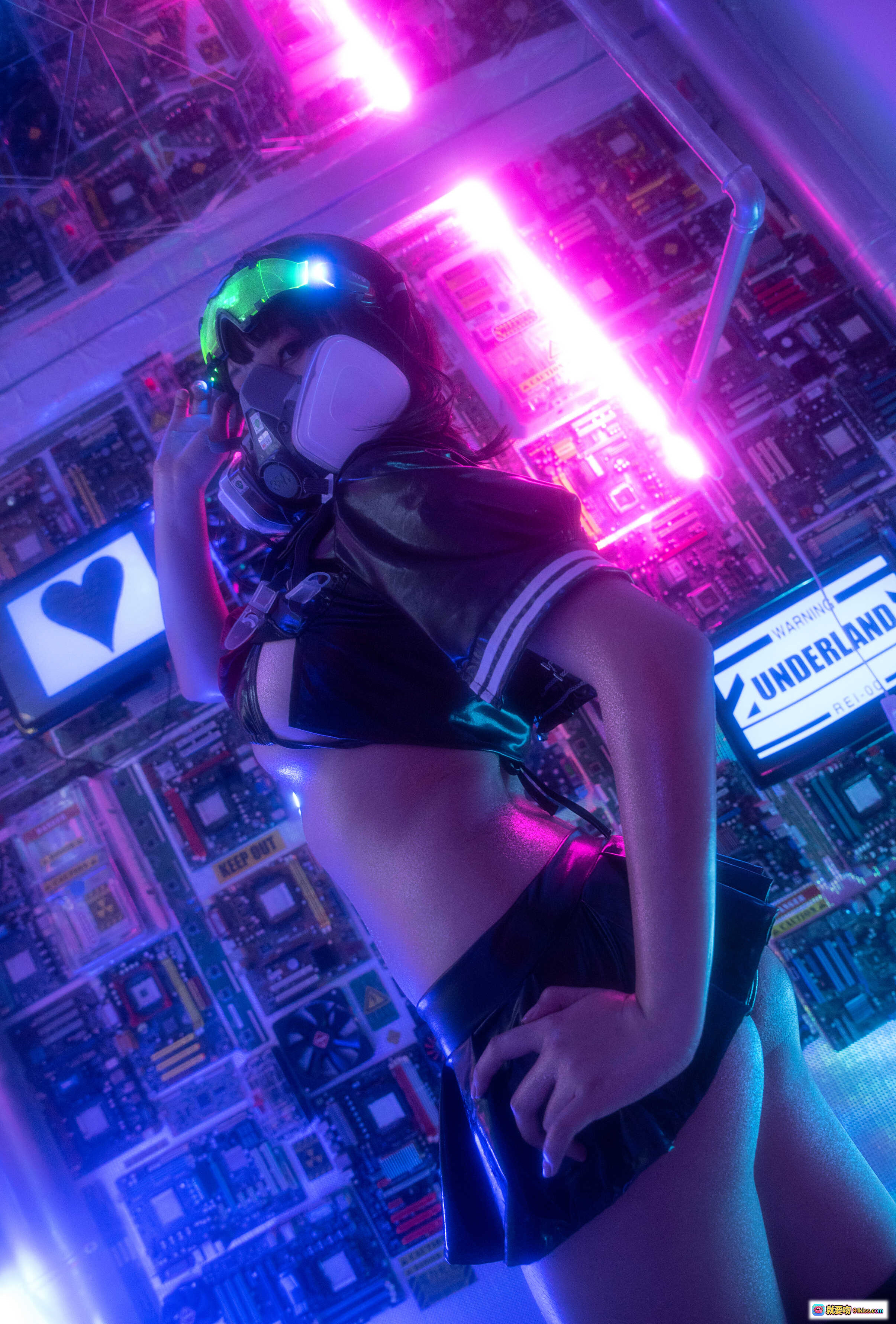 图片[9] - 蜜汁猫裘NO.011漆皮JK写真｜赛博朋克霓虹灯光×电路板背景×黑丝长腿×机械风Cosplay｜高画质17P全收录 - 就要吻
