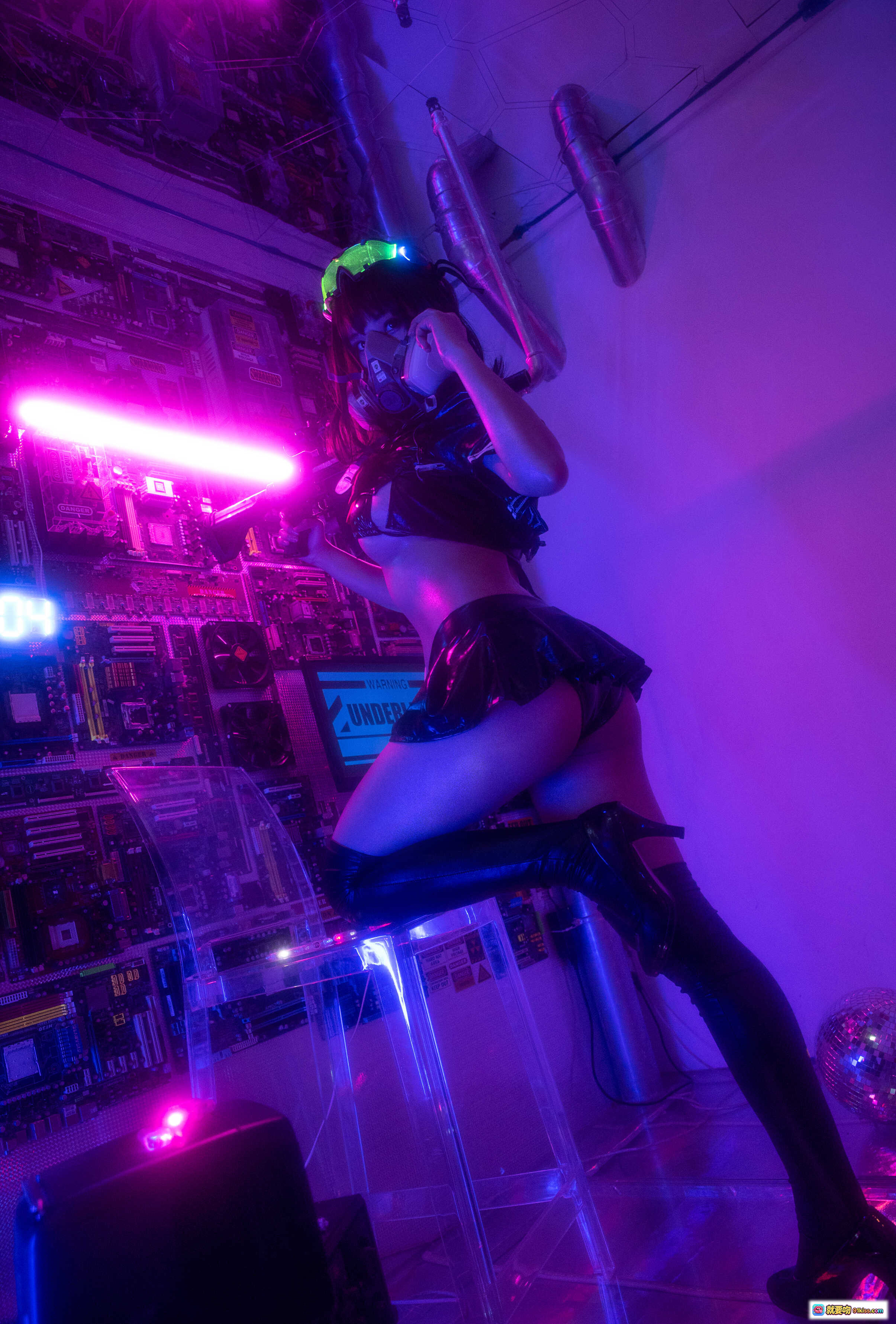 图片[5] - 蜜汁猫裘NO.011漆皮JK写真｜赛博朋克霓虹灯光×电路板背景×黑丝长腿×机械风Cosplay｜高画质17P全收录 - 就要吻