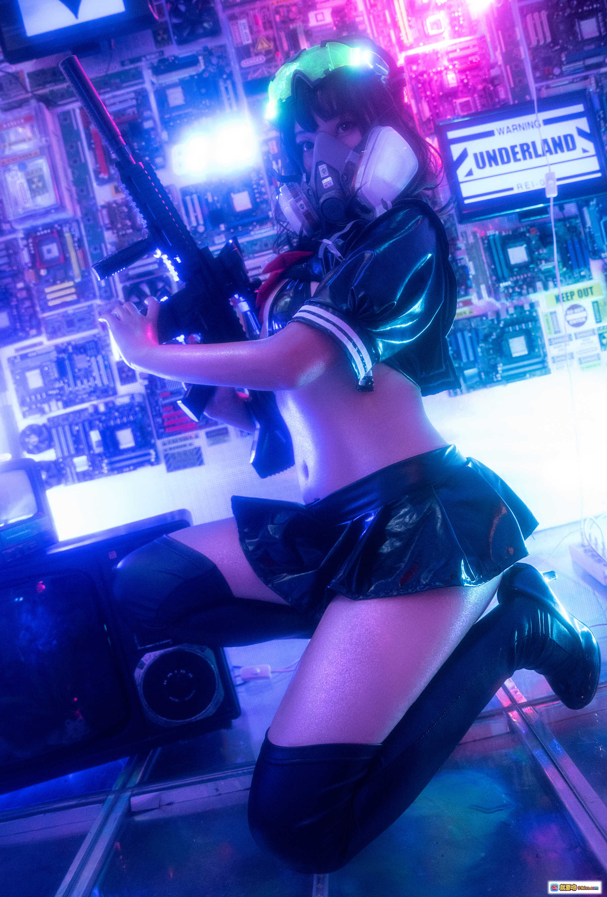 图片[3] - 蜜汁猫裘NO.011漆皮JK写真｜赛博朋克霓虹灯光×电路板背景×黑丝长腿×机械风Cosplay｜高画质17P全收录 - 就要吻