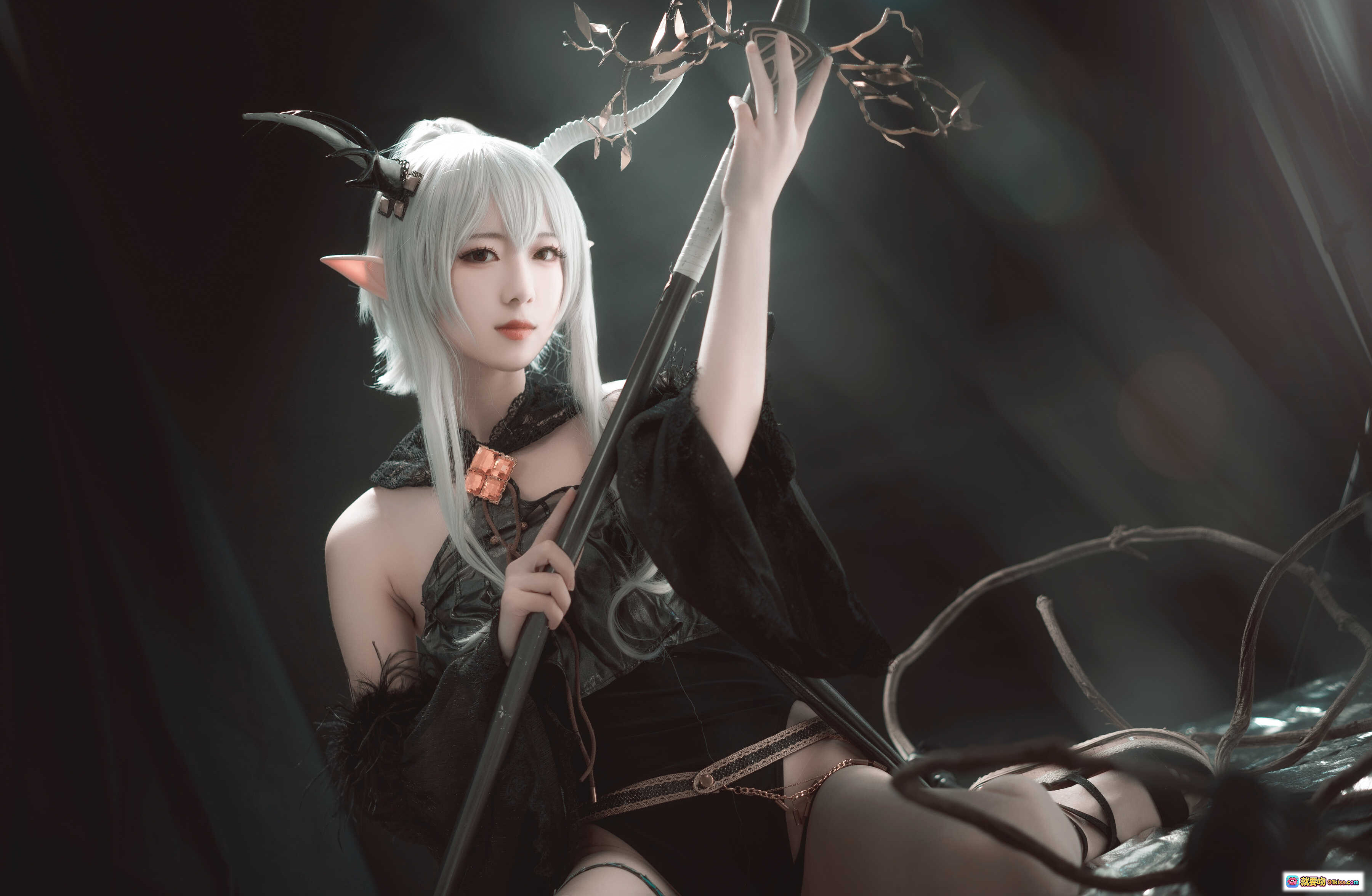 图片[4] - 弥音音COS明日方舟闪灵 角色扮演 白发精灵耳 黑色哥特风 乌鸦道具 暗黑系写真 16P高清图集 - 就要吻
