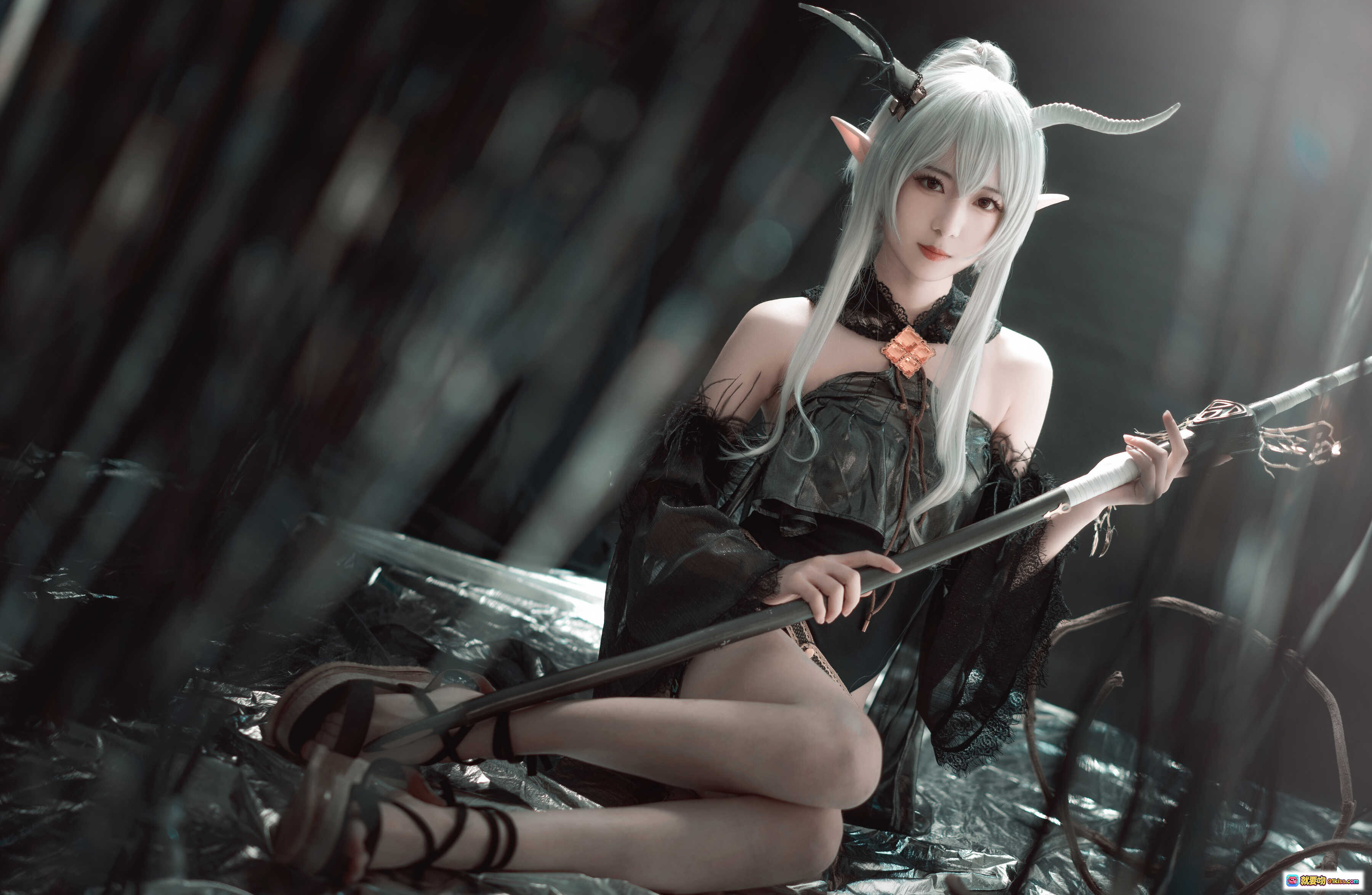 图片[2] - 弥音音COS明日方舟闪灵 角色扮演 白发精灵耳 黑色哥特风 乌鸦道具 暗黑系写真 16P高清图集 - 就要吻