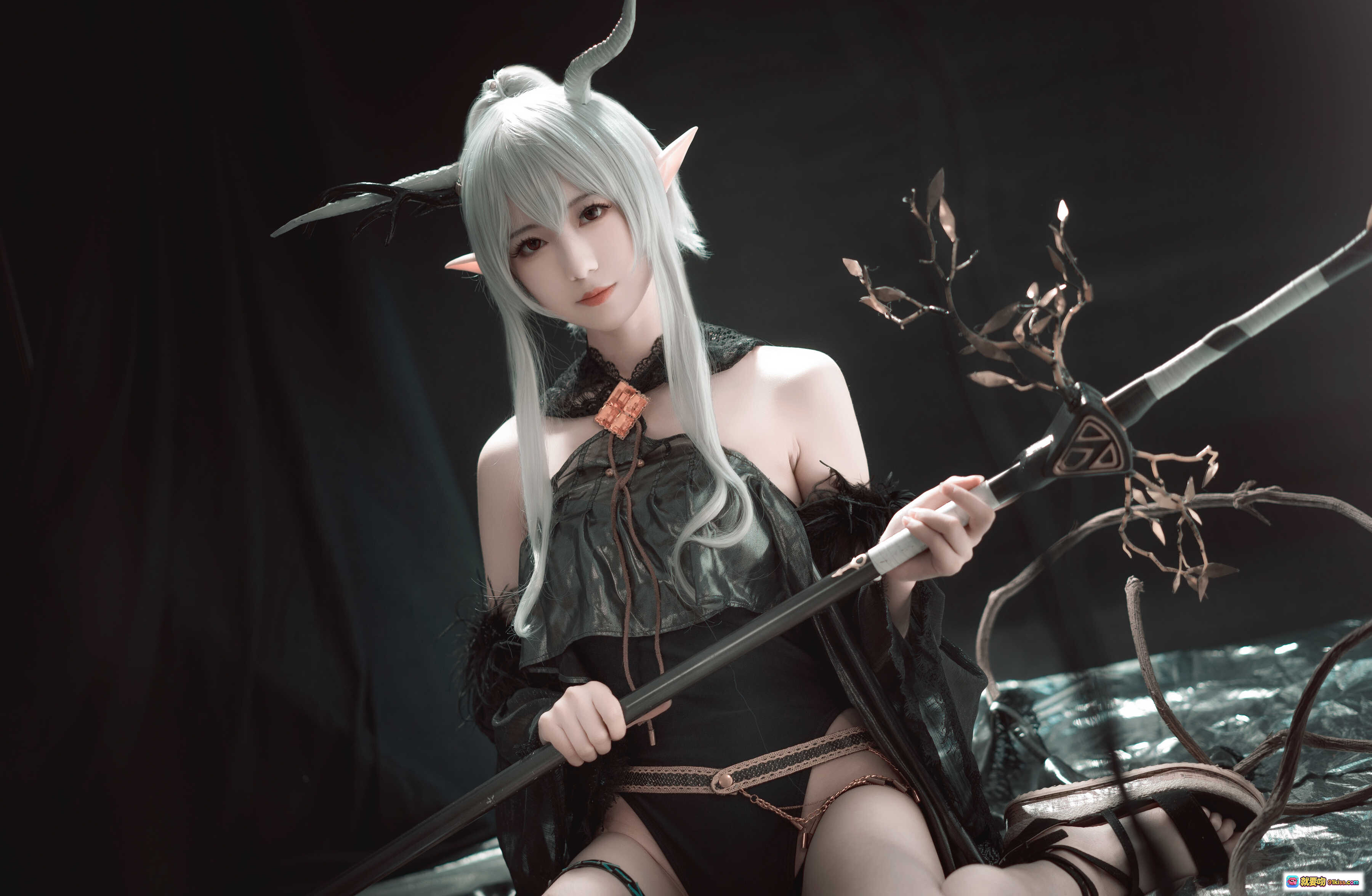 图片[3] - 弥音音COS明日方舟闪灵 角色扮演 白发精灵耳 黑色哥特风 乌鸦道具 暗黑系写真 16P高清图集 - 就要吻