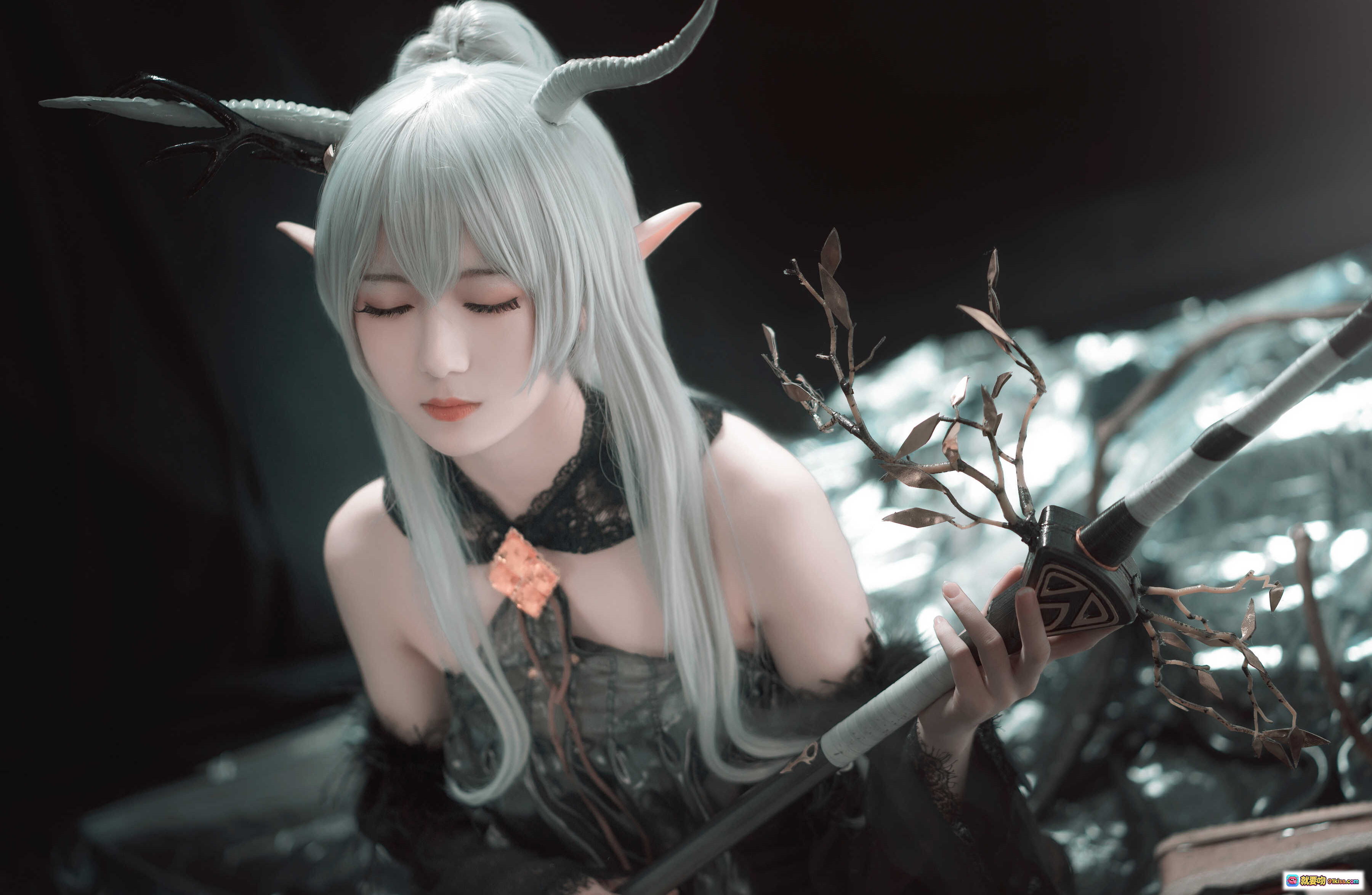 图片[6] - 弥音音COS明日方舟闪灵 角色扮演 白发精灵耳 黑色哥特风 乌鸦道具 暗黑系写真 16P高清图集 - 就要吻