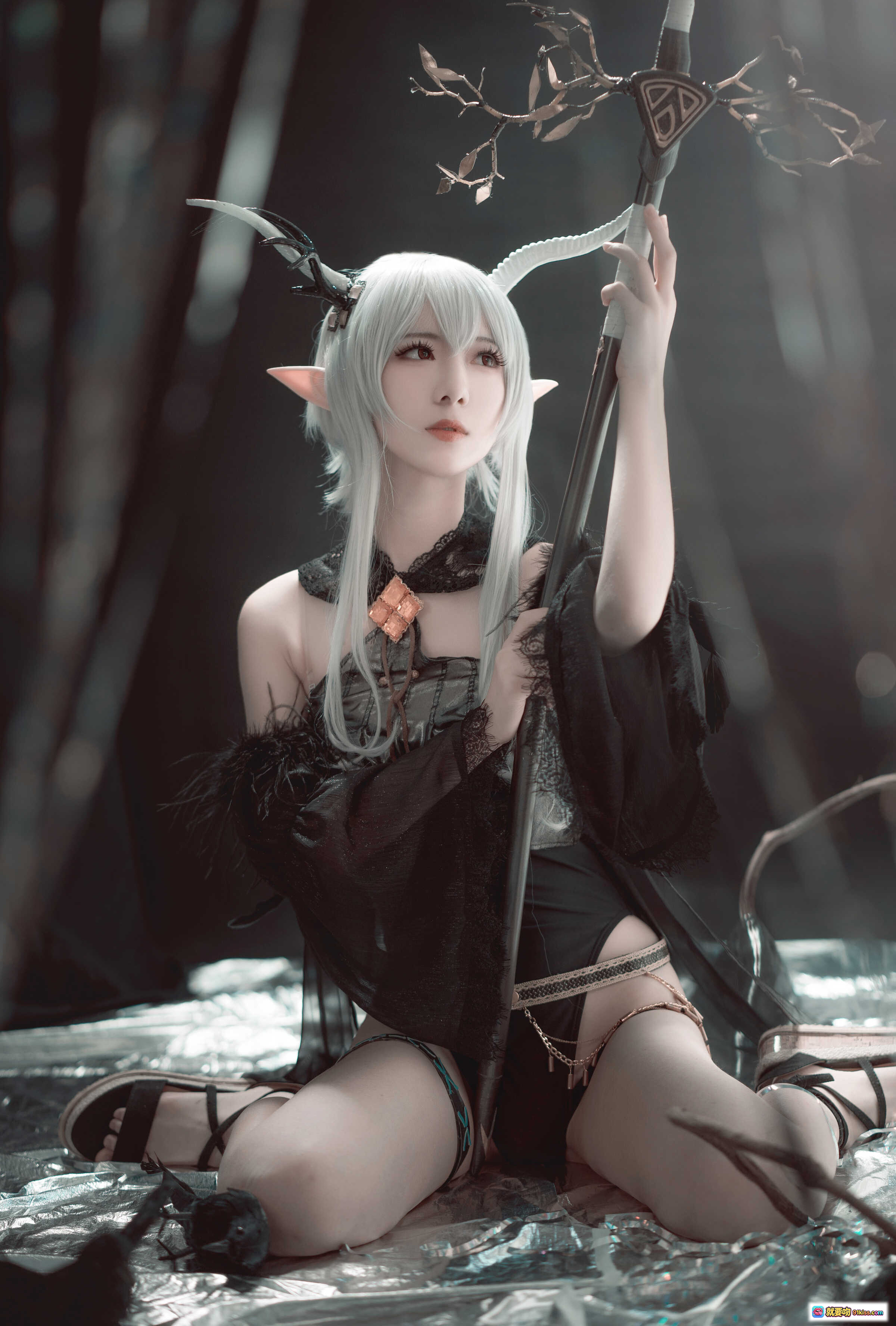 图片[8] - 弥音音COS明日方舟闪灵 角色扮演 白发精灵耳 黑色哥特风 乌鸦道具 暗黑系写真 16P高清图集 - 就要吻