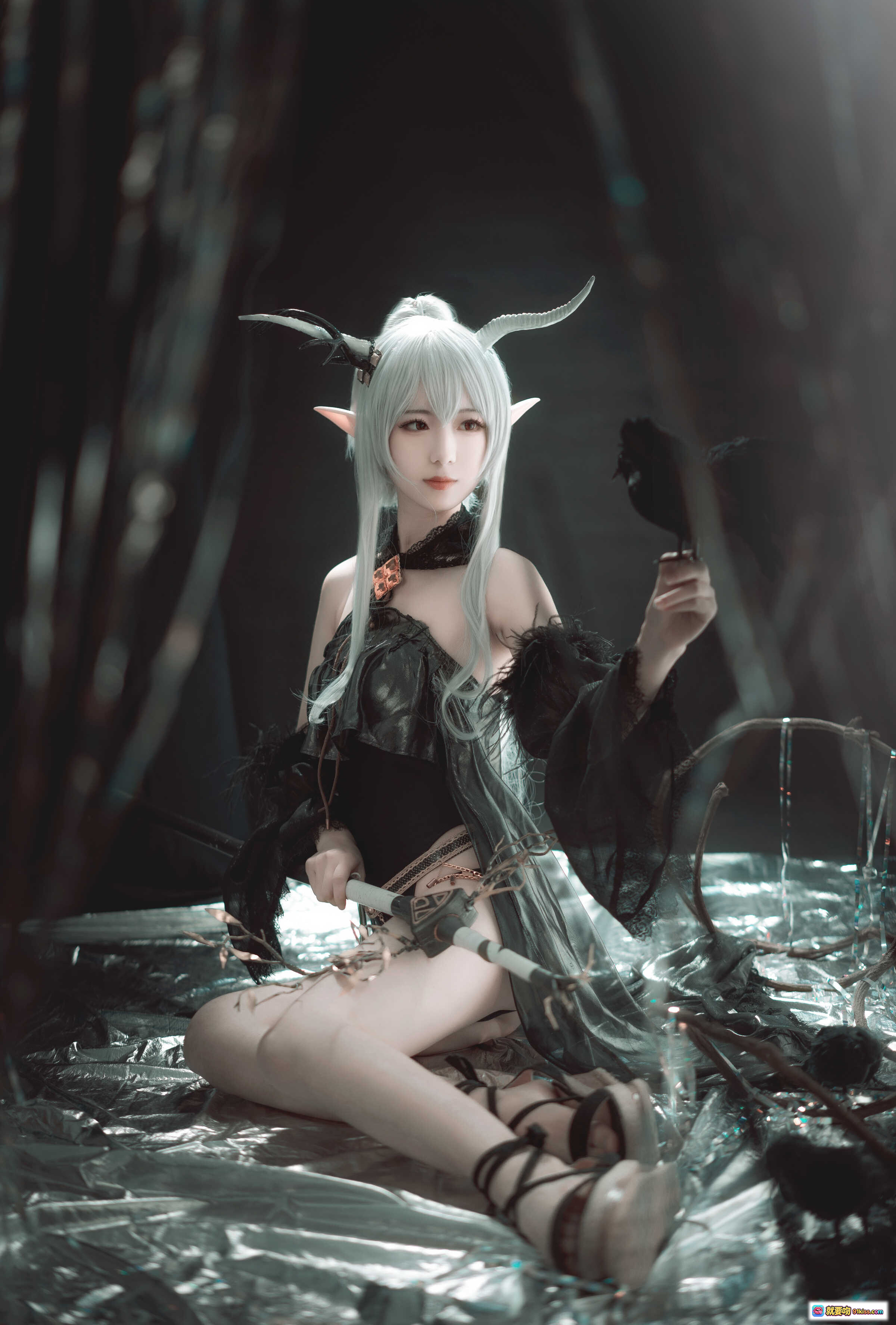 图片[10] - 弥音音COS明日方舟闪灵 角色扮演 白发精灵耳 黑色哥特风 乌鸦道具 暗黑系写真 16P高清图集 - 就要吻