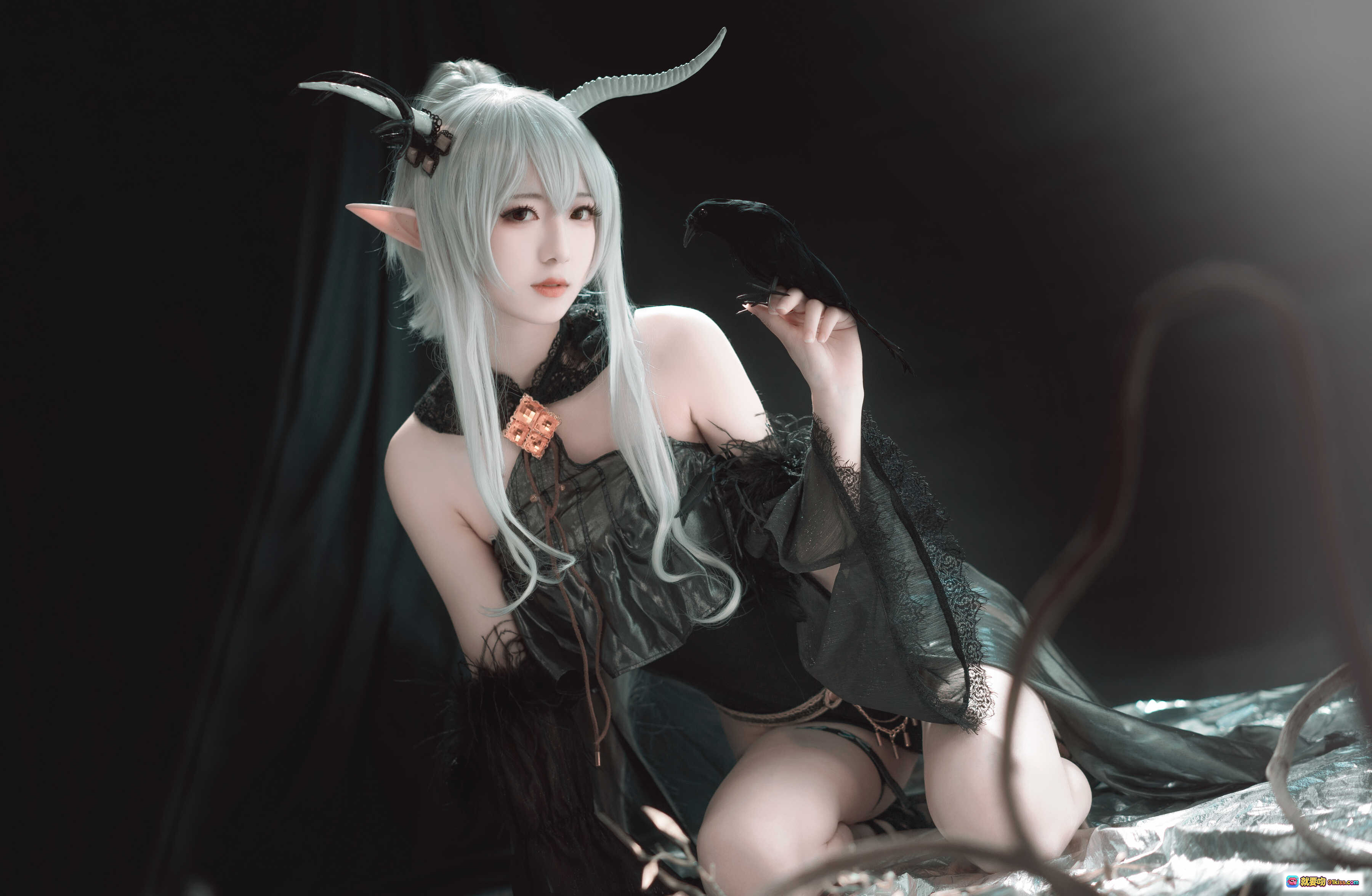 图片[9] - 弥音音COS明日方舟闪灵 角色扮演 白发精灵耳 黑色哥特风 乌鸦道具 暗黑系写真 16P高清图集 - 就要吻