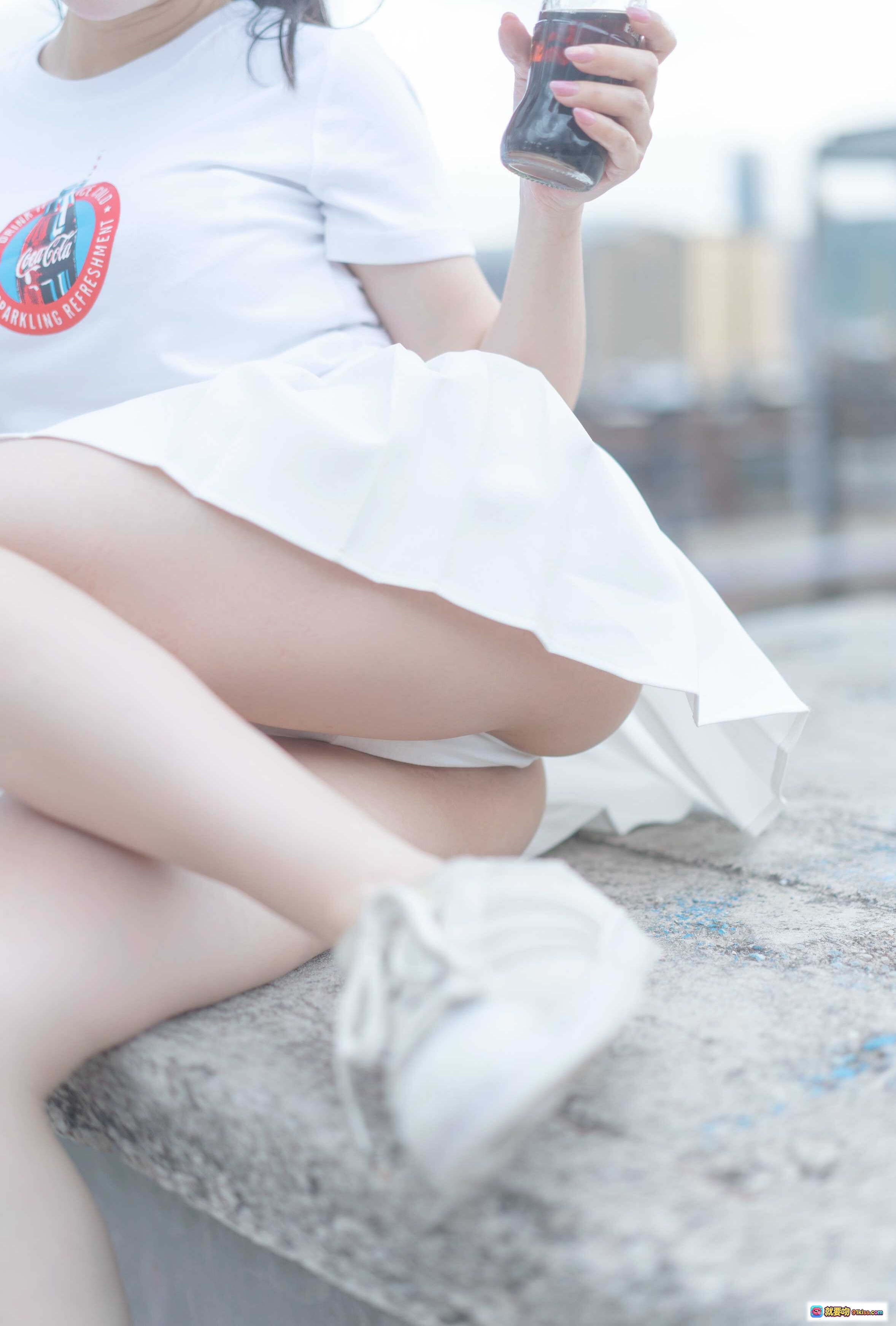 脱尾巴Mizuki NO.002 尾巴可乐JK 白裙少女手持可乐瓶 城市天台清新写真 18P高清图集 - 就要吻