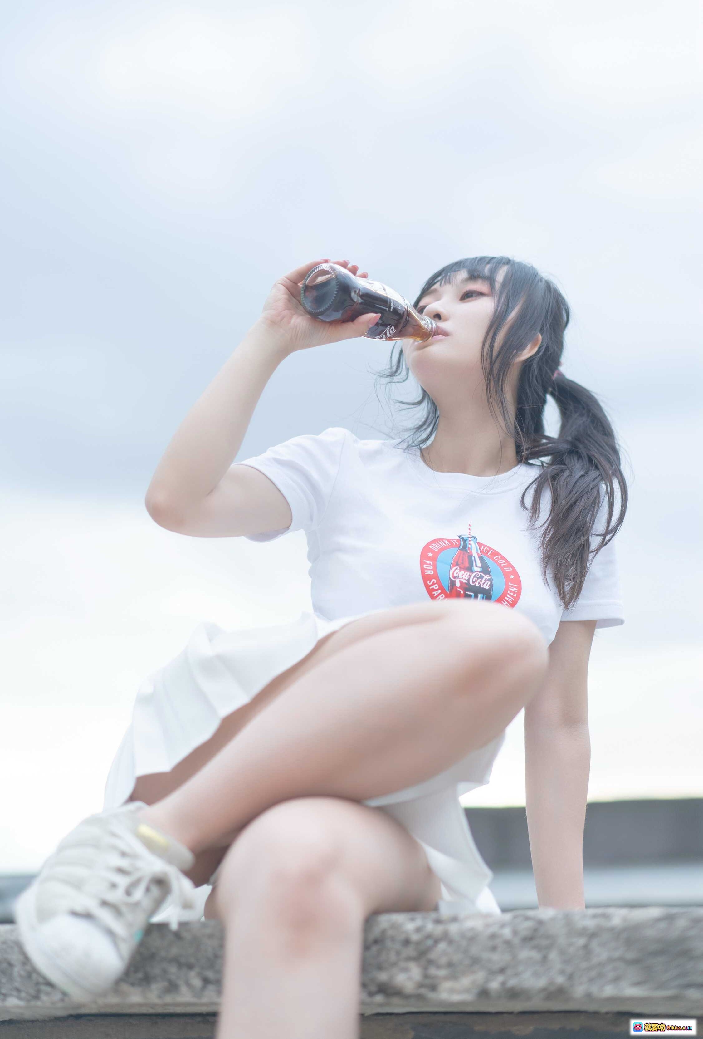 图片[6] - 脱尾巴Mizuki NO.002 尾巴可乐JK 白裙少女手持可乐瓶 城市天台清新写真 18P高清图集 - 就要吻