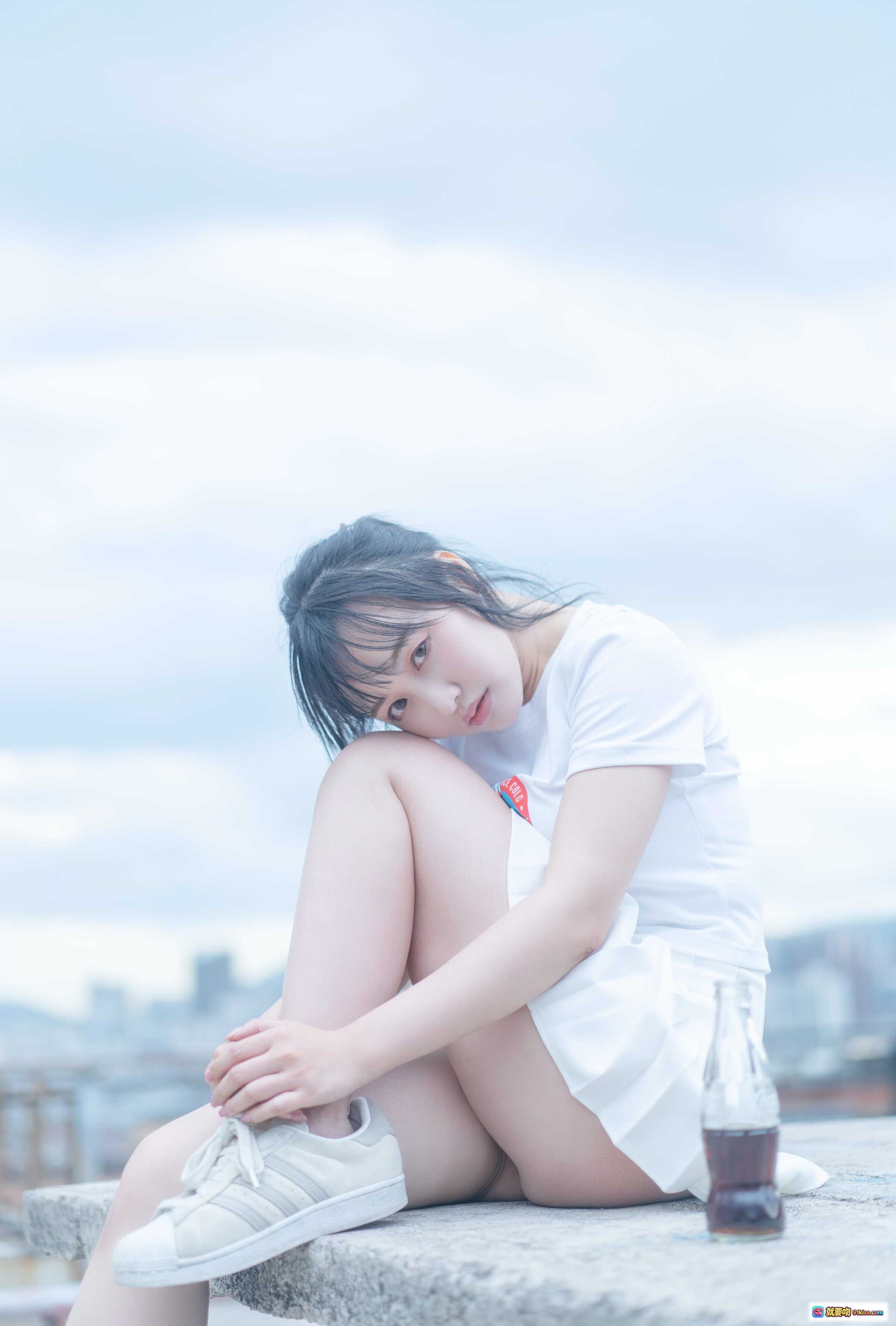 图片[2] - 脱尾巴Mizuki NO.002 尾巴可乐JK 白裙少女手持可乐瓶 城市天台清新写真 18P高清图集 - 就要吻