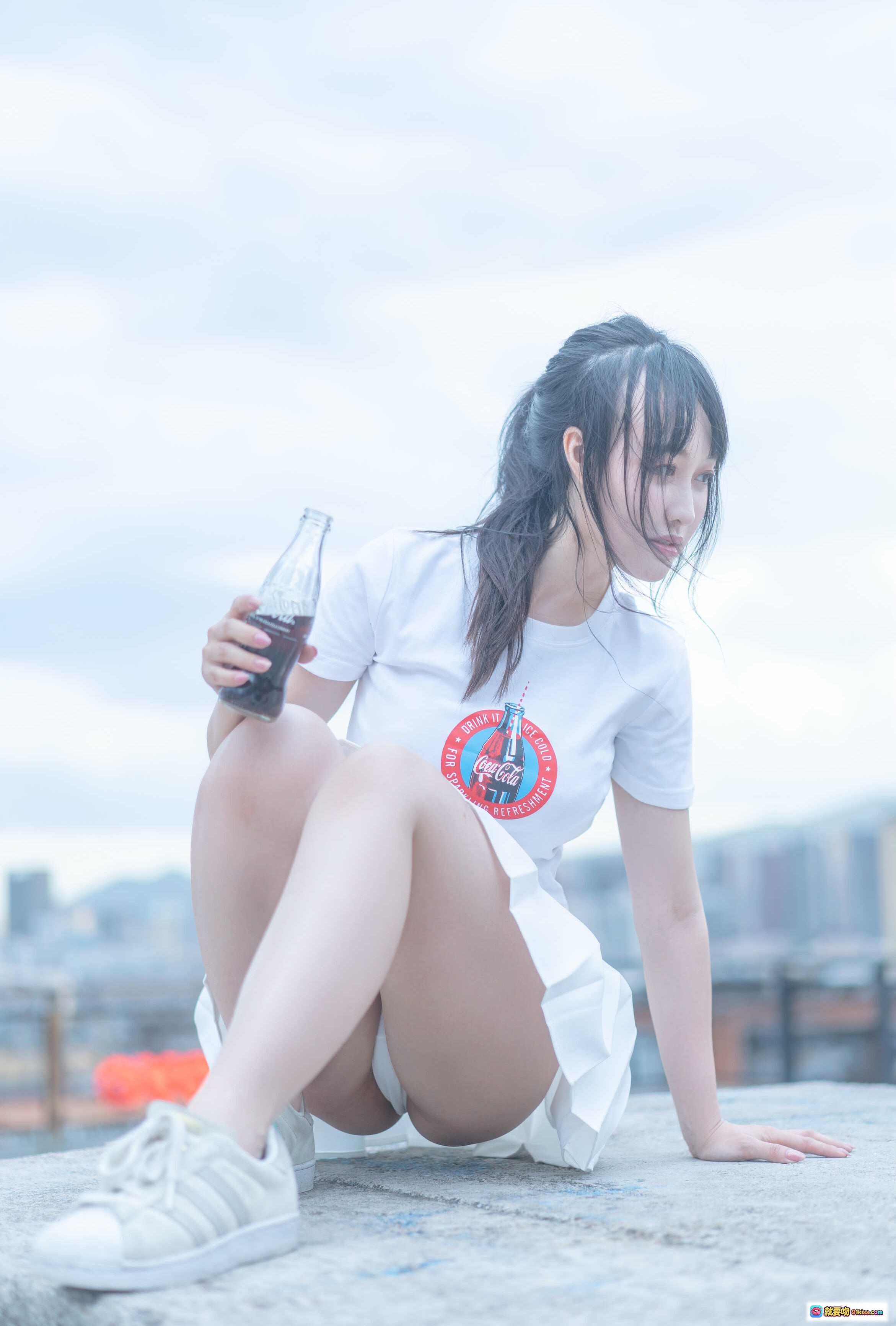 图片[9] - 脱尾巴Mizuki NO.002 尾巴可乐JK 白裙少女手持可乐瓶 城市天台清新写真 18P高清图集 - 就要吻