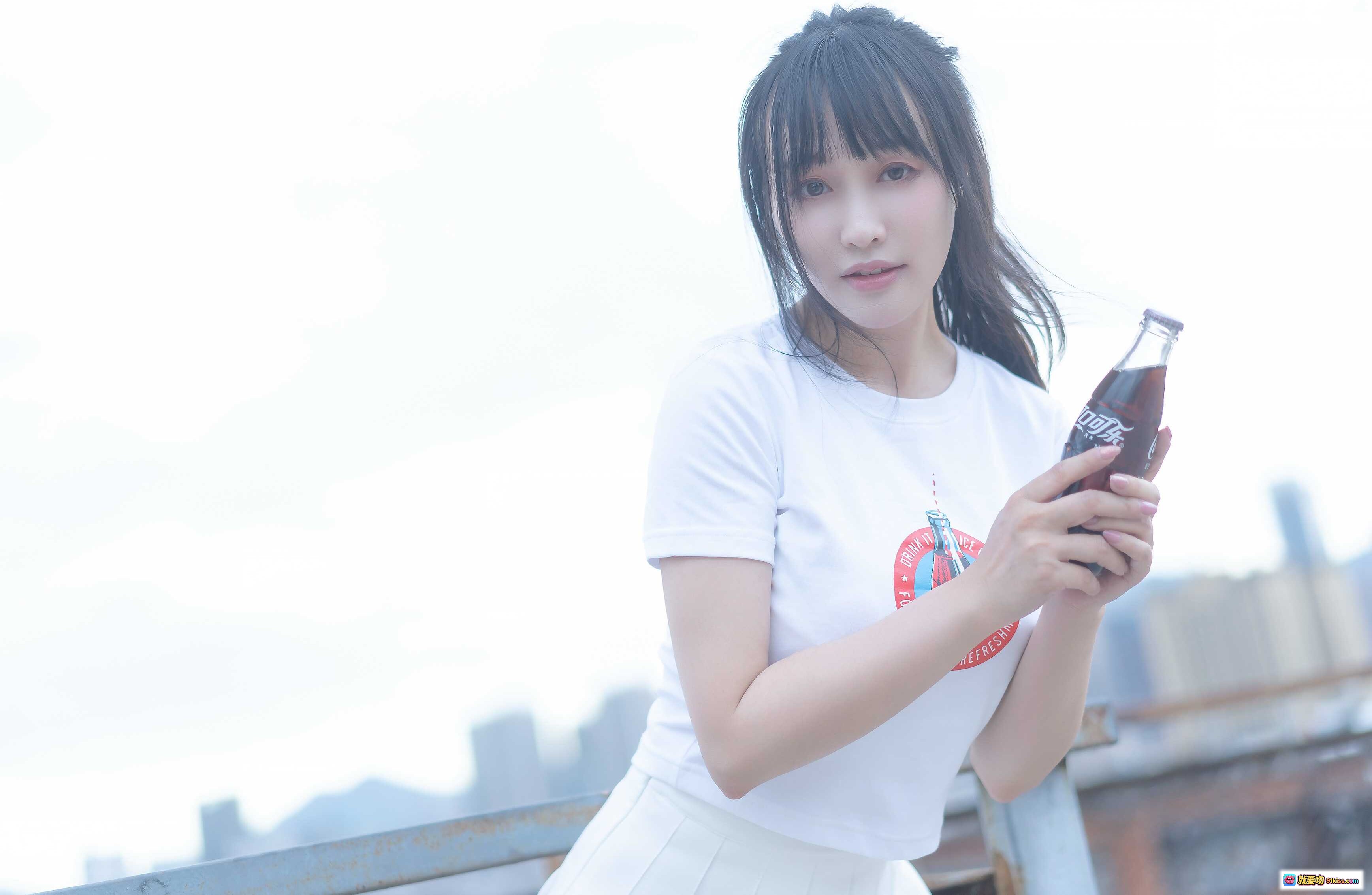 图片[10] - 脱尾巴Mizuki NO.002 尾巴可乐JK 白裙少女手持可乐瓶 城市天台清新写真 18P高清图集 - 就要吻