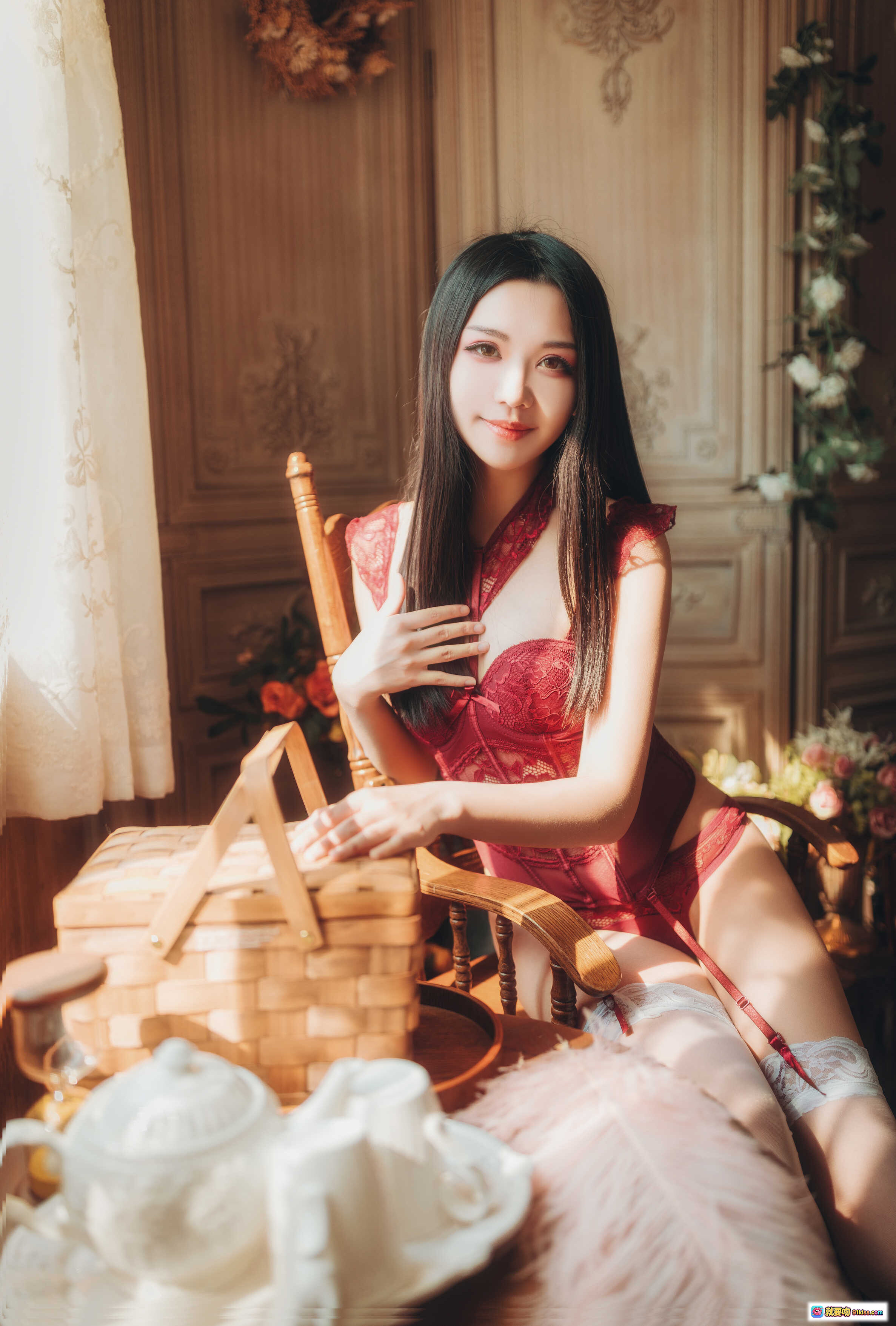 图片[5] - 源纱希喵喵喵NO.002红色内衣写真 晨风氛围感私房美图 木质背景蕾丝白袜温柔少女风 - 就要吻