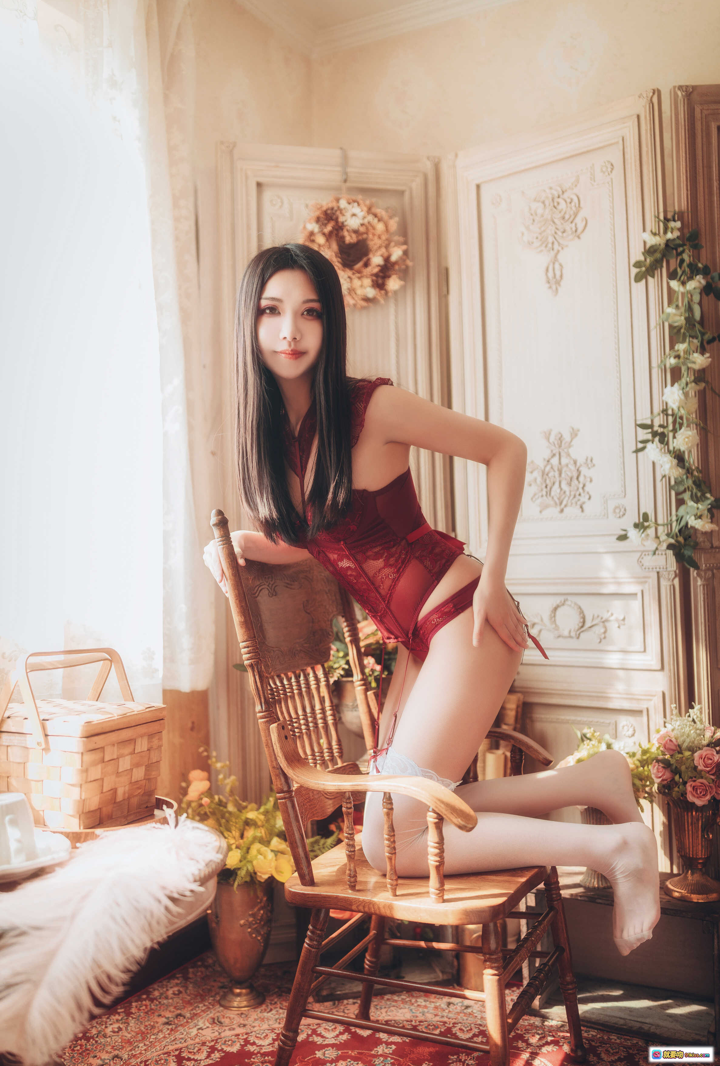 图片[7] - 源纱希喵喵喵NO.002红色内衣写真 晨风氛围感私房美图 木质背景蕾丝白袜温柔少女风 - 就要吻