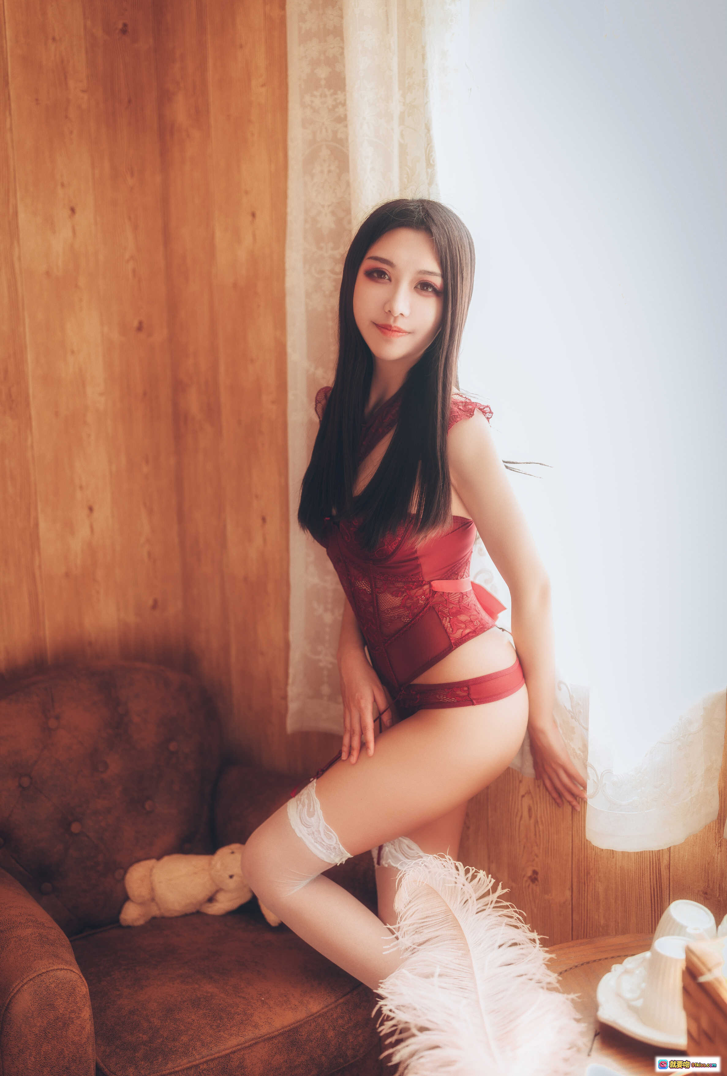 图片[9] - 源纱希喵喵喵NO.002红色内衣写真 晨风氛围感私房美图 木质背景蕾丝白袜温柔少女风 - 就要吻