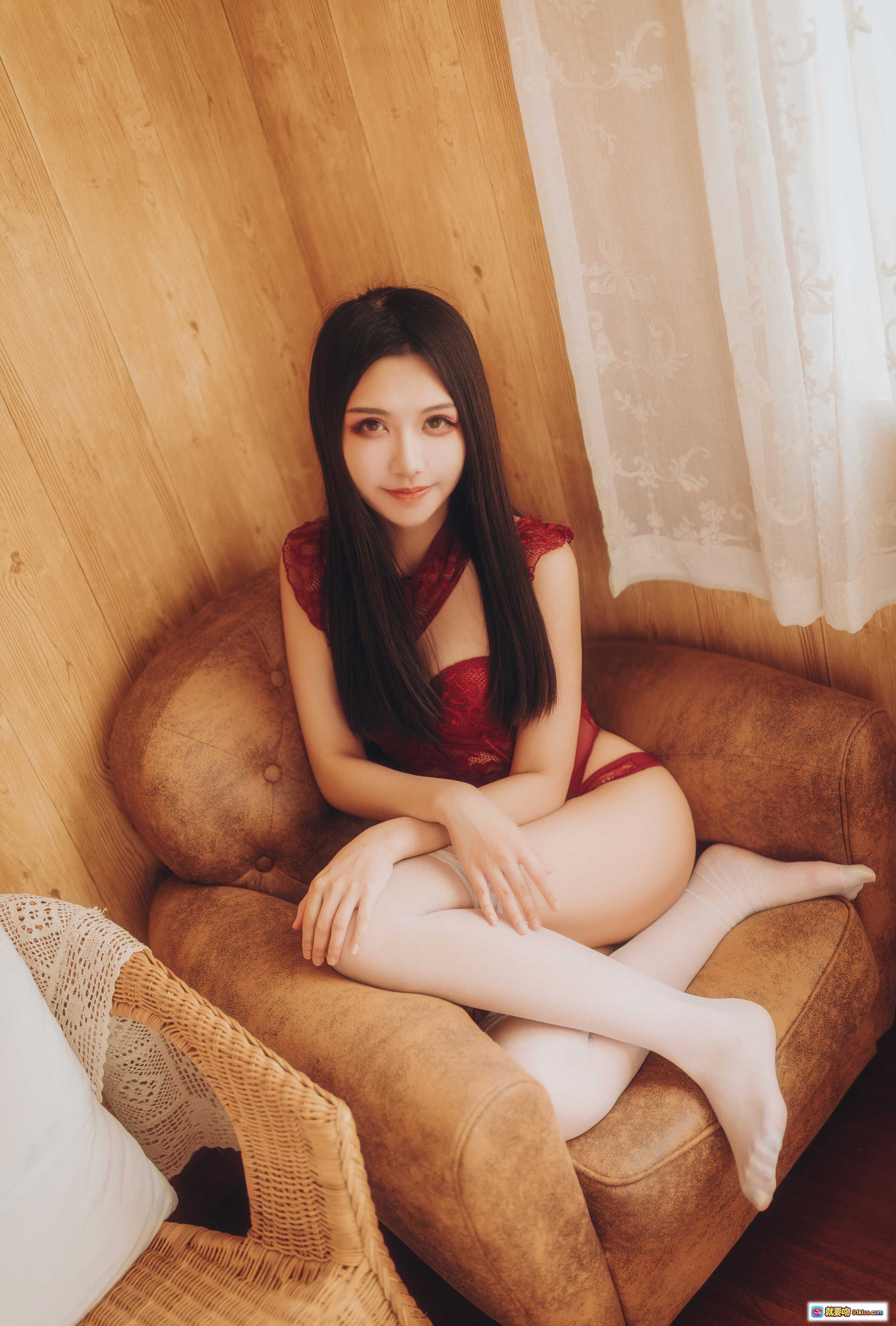 图片[1] - 源纱希喵喵喵NO.002红色内衣写真 晨风氛围感私房美图 木质背景蕾丝白袜温柔少女风 - 就要吻