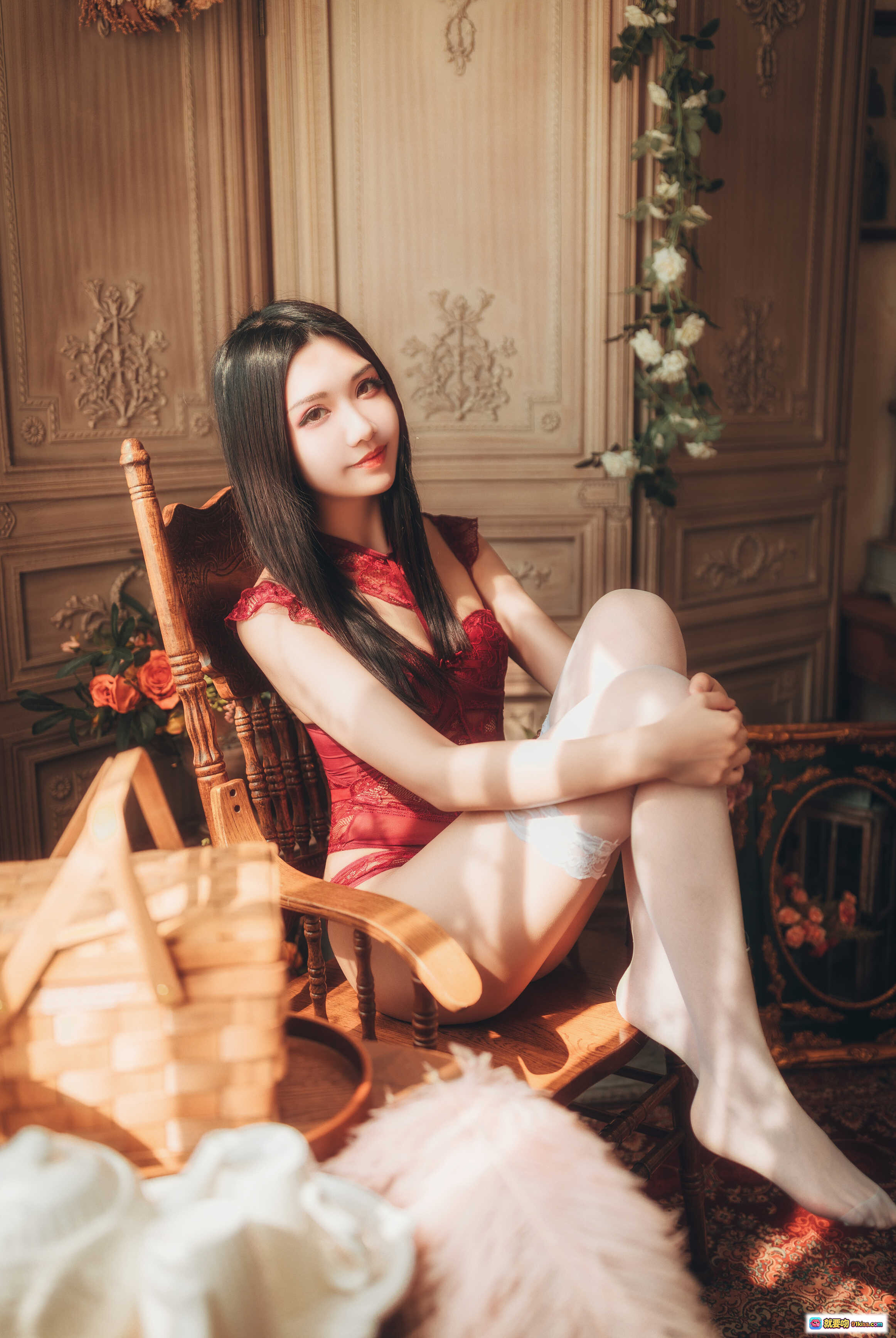 图片[4] - 源纱希喵喵喵NO.002红色内衣写真 晨风氛围感私房美图 木质背景蕾丝白袜温柔少女风 - 就要吻