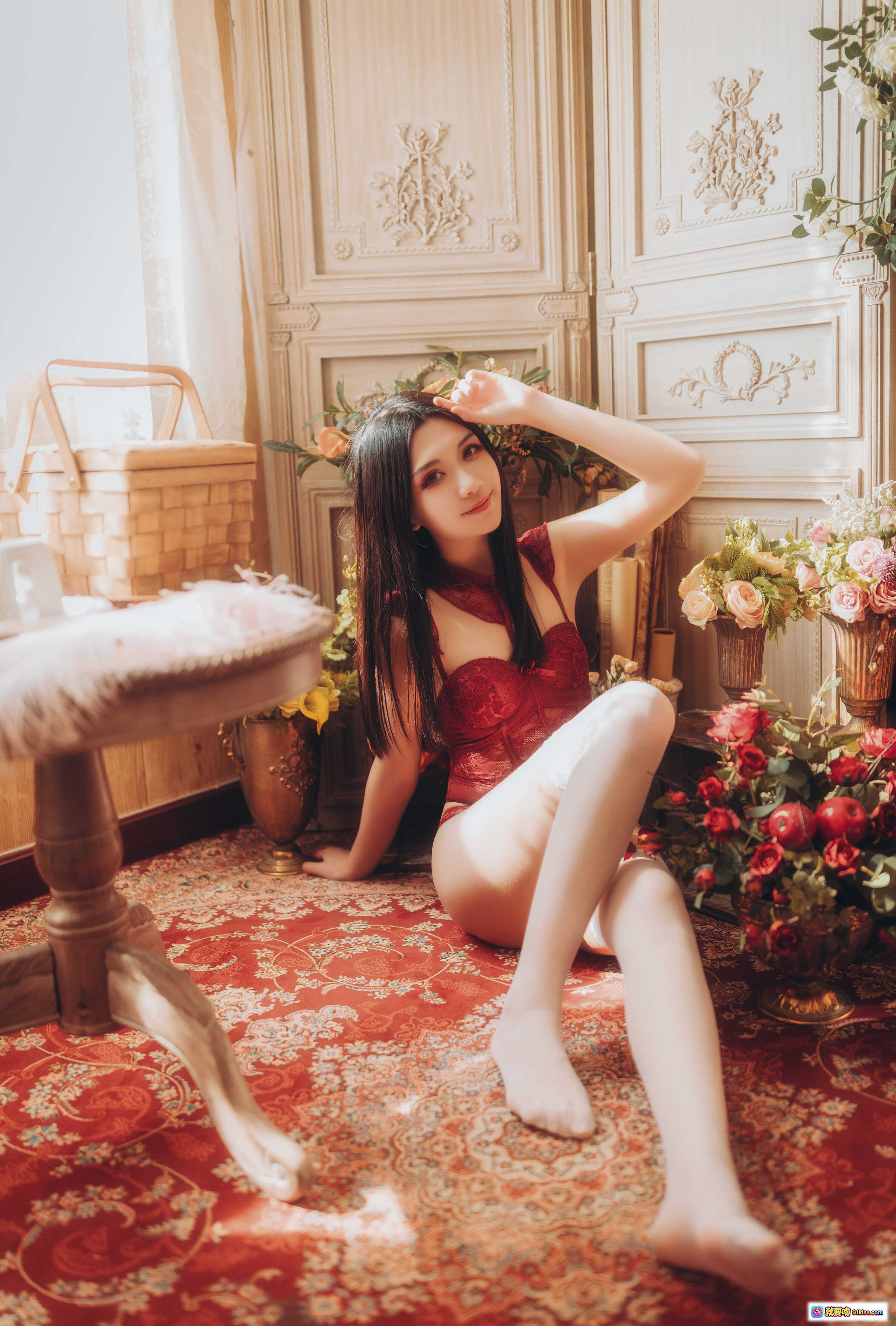 图片[2] - 源纱希喵喵喵NO.002红色内衣写真 晨风氛围感私房美图 木质背景蕾丝白袜温柔少女风 - 就要吻