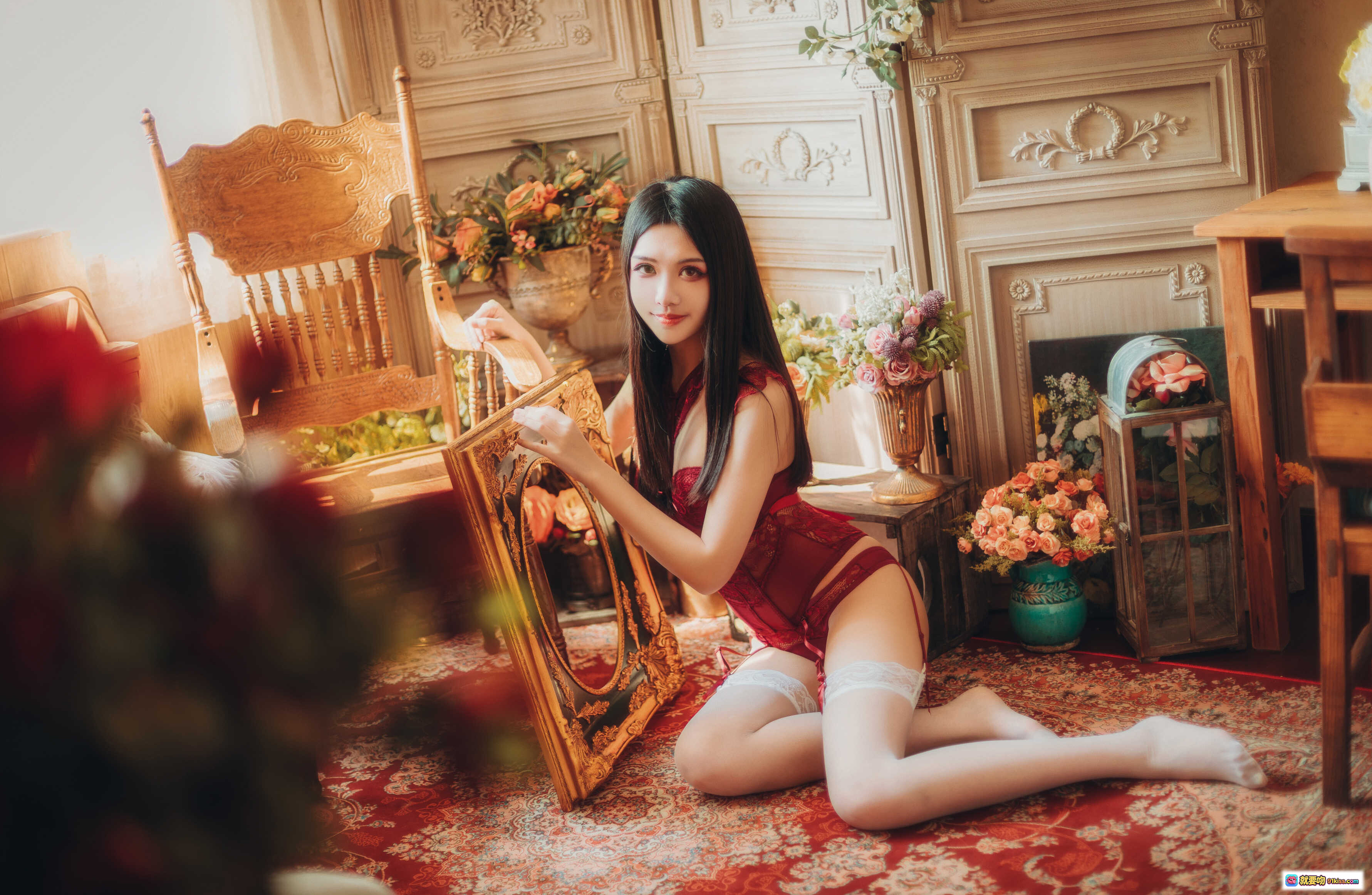 图片[3] - 源纱希喵喵喵NO.002红色内衣写真 晨风氛围感私房美图 木质背景蕾丝白袜温柔少女风 - 就要吻