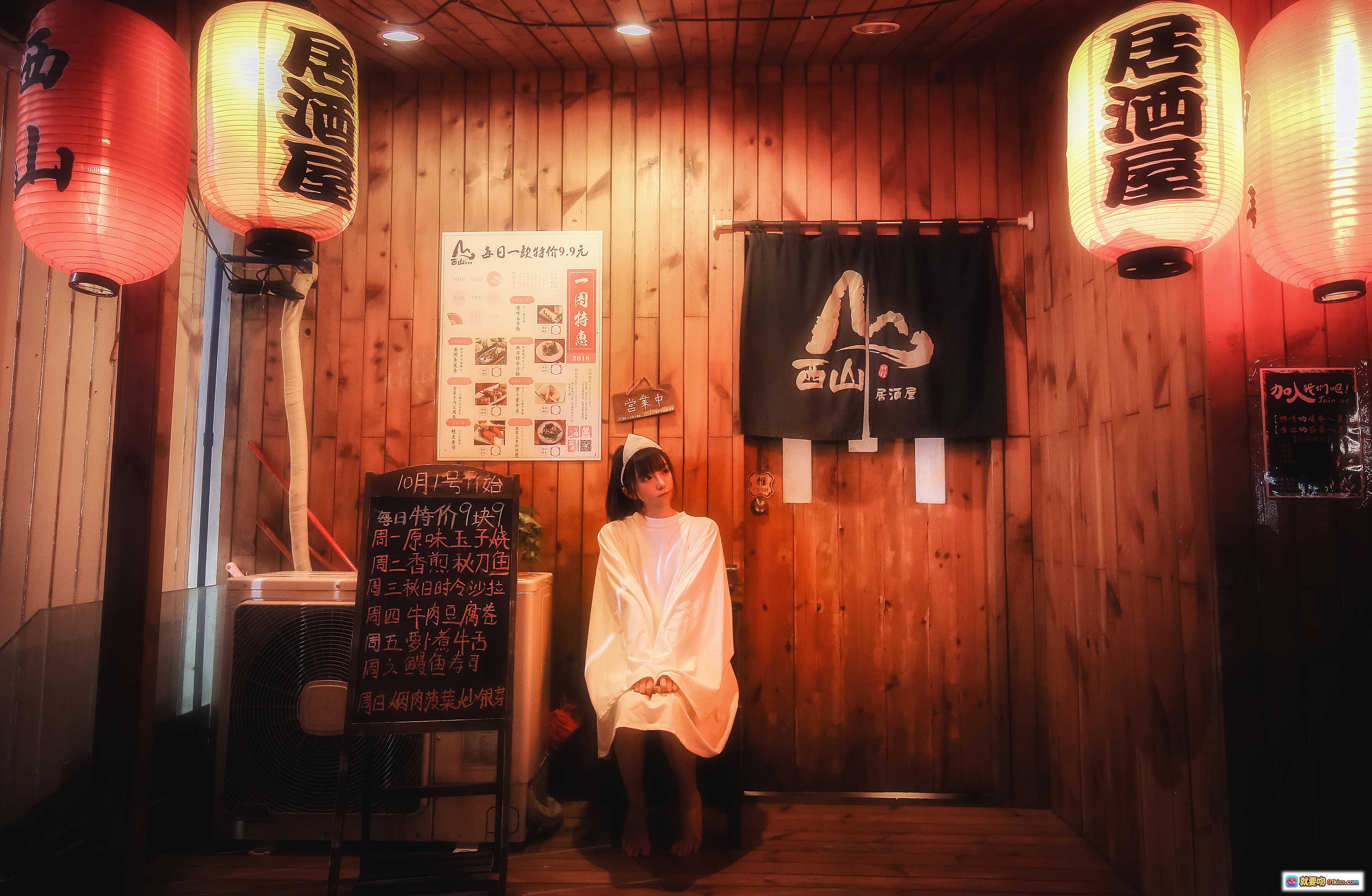 图片[1] - 居酒屋幽灵少女写真 | 木质暖光日式风情 | 红灯笼装饰 | 白衣神秘氛围 | Kitaro绮太郎NO.065幽灵故事系列 - 就要吻